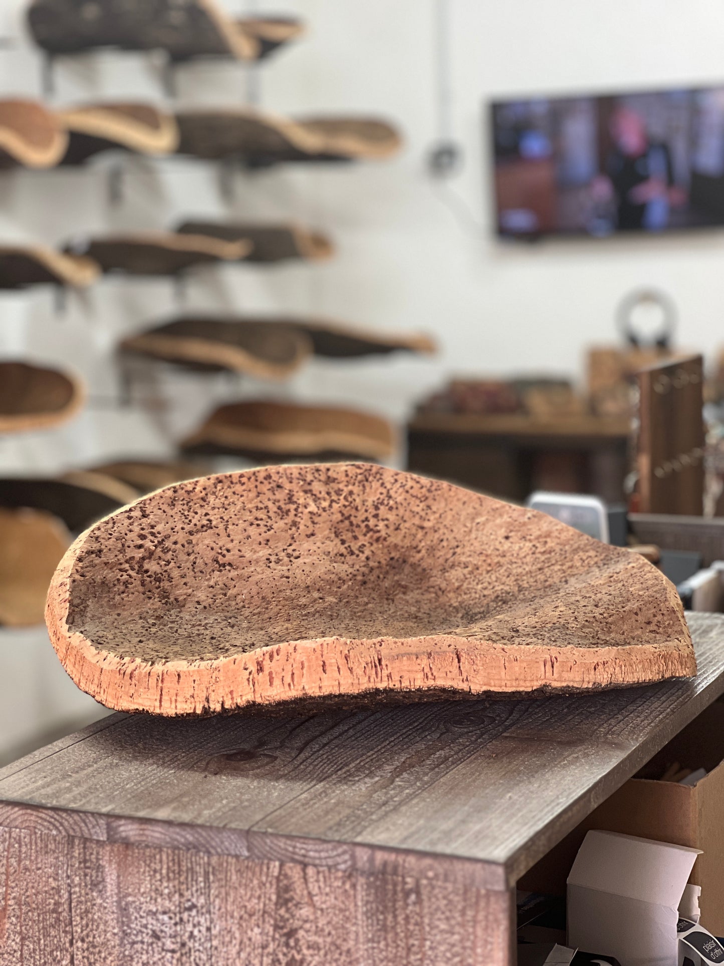 Les coupes en liège sont des objets de décoration uniques et écologiques qui ajoutent une touche naturelle à n'importe quelle table. Fabriquées à la main en utilisant du liège prélevé localement dans les forêts corses, ces coupes sont taillées au couteau pour obtenir des formes et des textures uniques.