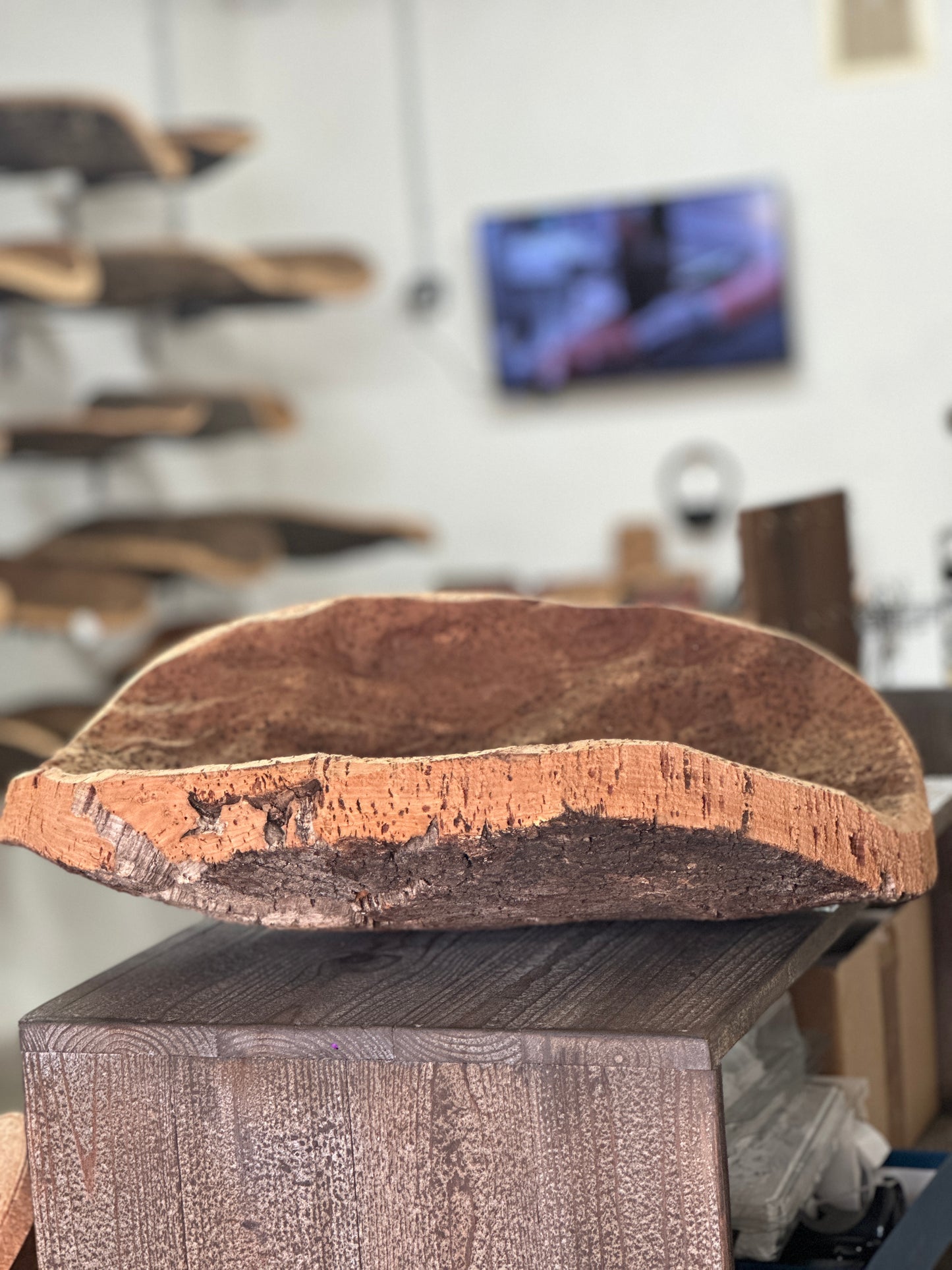 Les coupes en liège sont des objets de décoration uniques et écologiques qui ajoutent une touche naturelle à n'importe quelle table. Fabriquées à la main en utilisant du liège prélevé localement dans les forêts corses, ces coupes sont taillées au couteau pour obtenir des formes et des textures uniques.