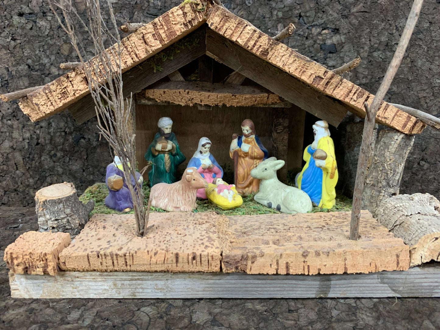 Crèche simple naissance Jésus, accompagné de Marie, Joseph, l'âne et le boeuf