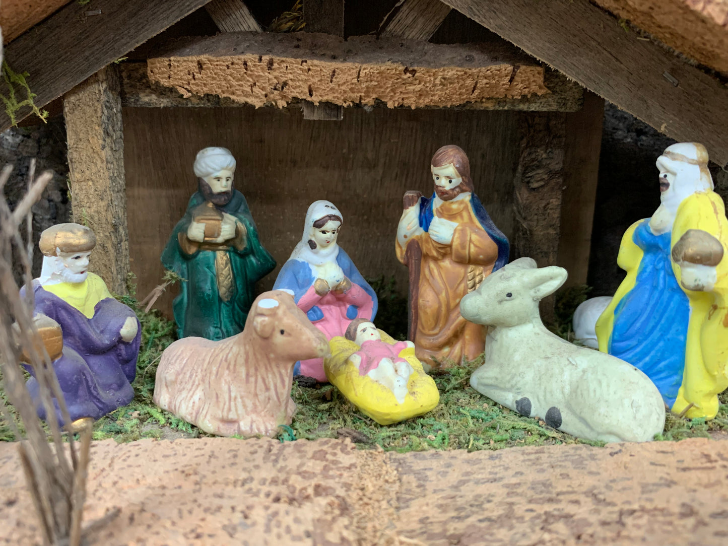 Crèche simple naissance Jésus, accompagné de Marie, Joseph, l'âne et le boeuf