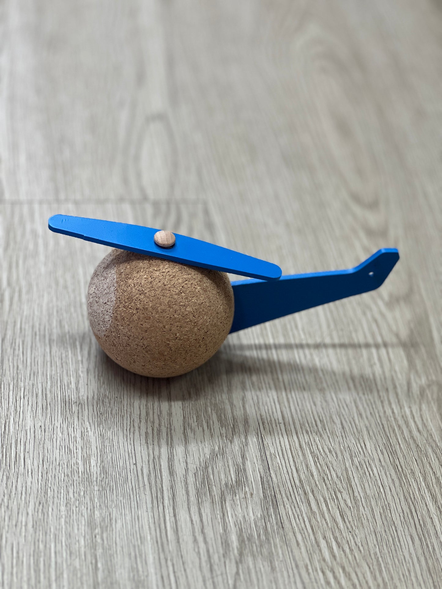 L'hélicoptère en liège pour enfants est une merveilleuse invention qui offre aux jeunes pilotes en herbe une expérience de vol inoubliable. Fabriqué à partir de liège léger et durable, cet hélicoptère miniature est conçu pour stimuler l'imagination et encourager le jeu créatif.