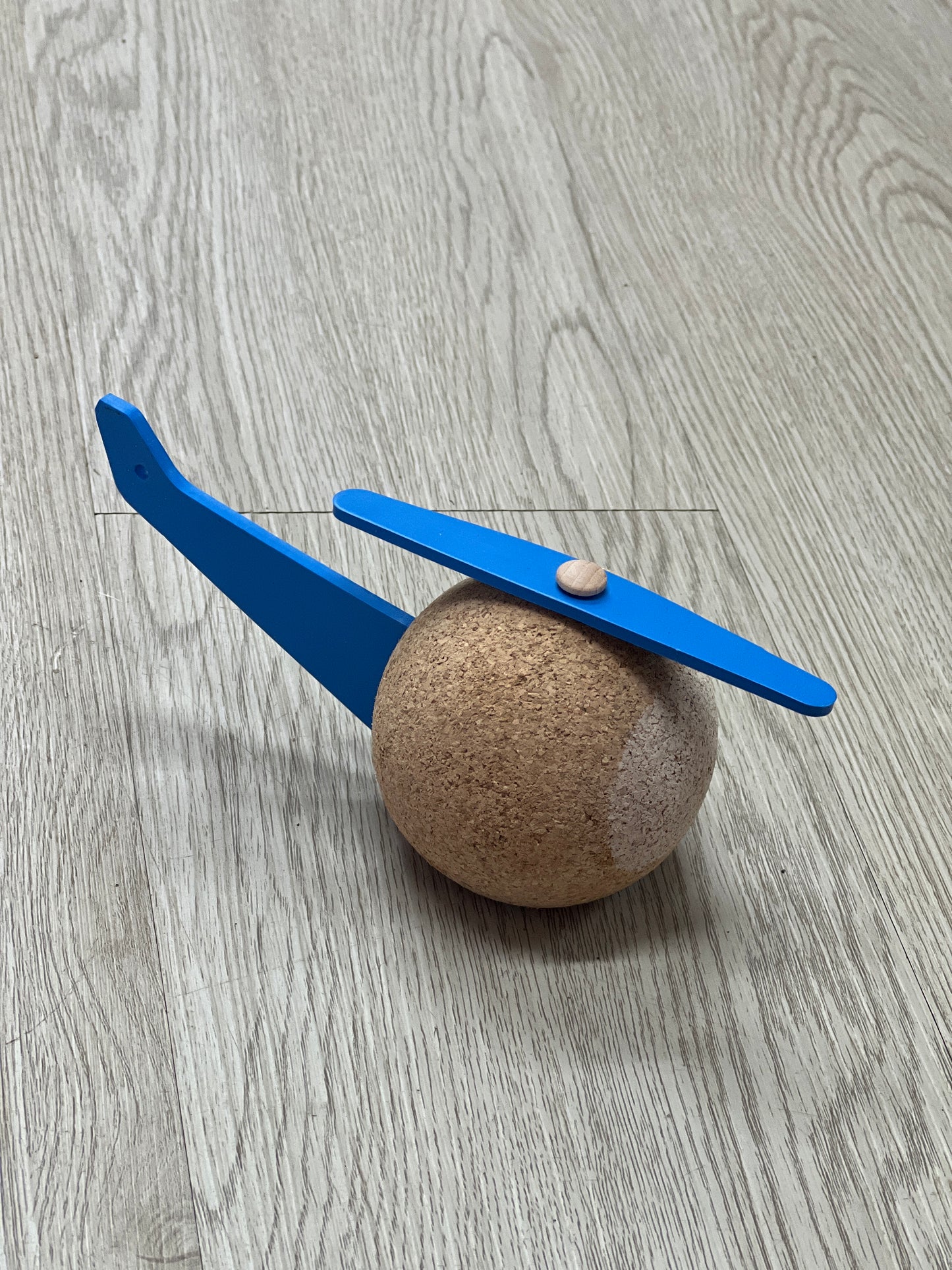L'hélicoptère en liège pour enfants est une merveilleuse invention qui offre aux jeunes pilotes en herbe une expérience de vol inoubliable. Fabriqué à partir de liège léger et durable, cet hélicoptère miniature est conçu pour stimuler l'imagination et encourager le jeu créatif.