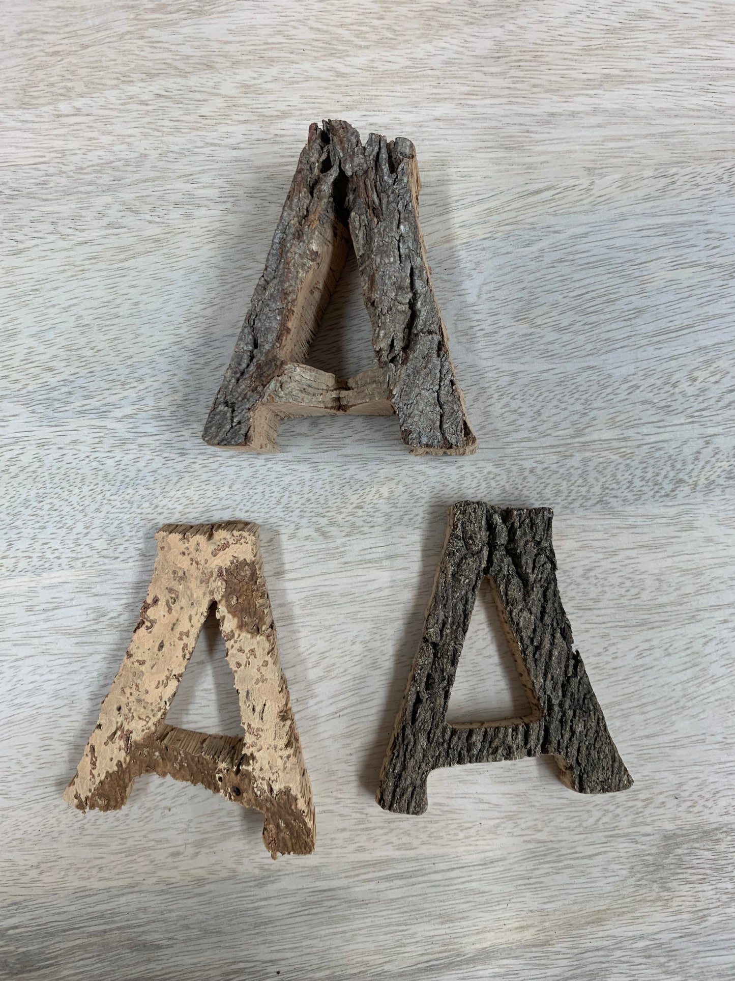 Lettres A en liège naturel et foncé 9 cm