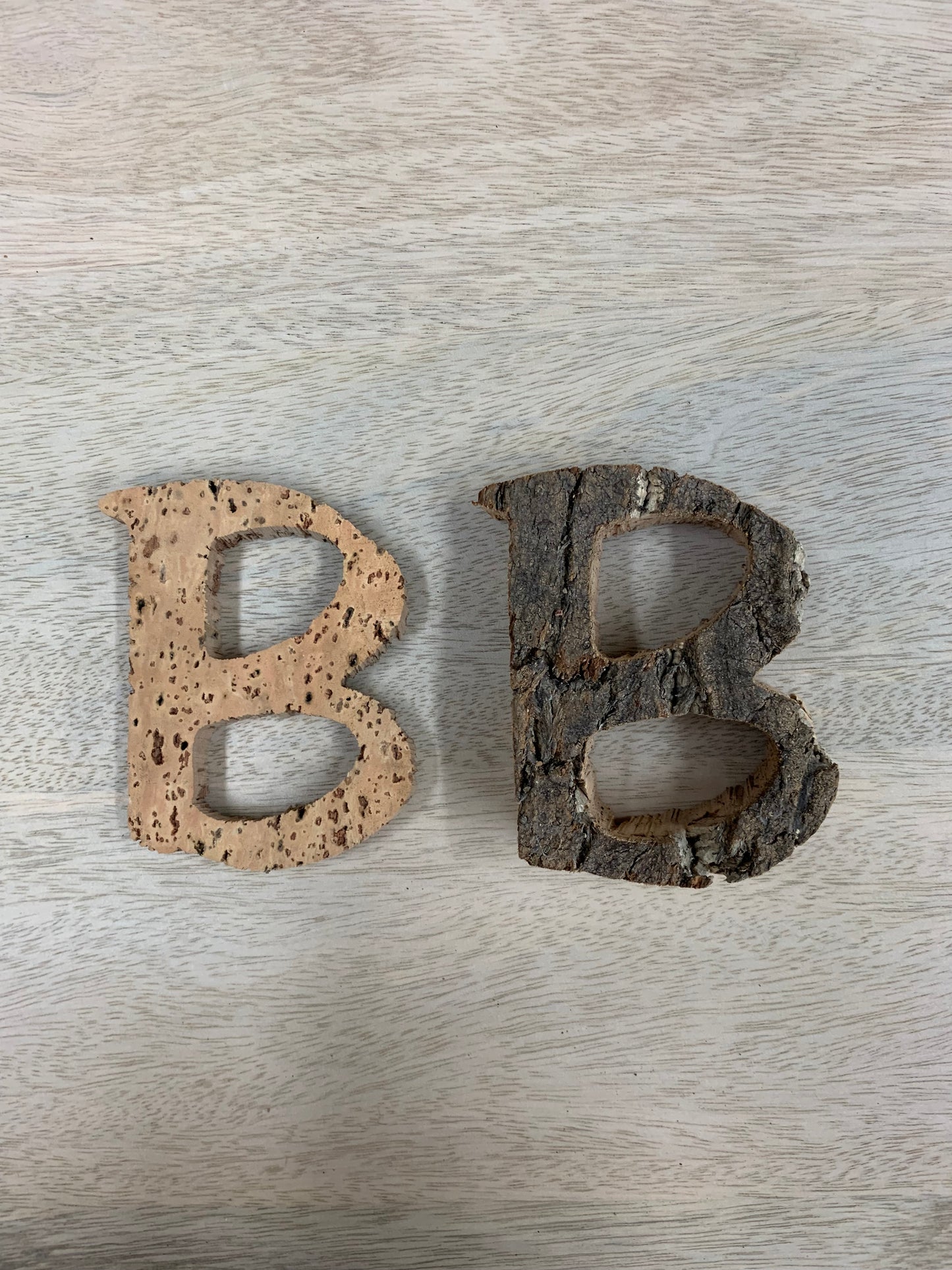Lettres B en liège naturel et foncé 9 cm