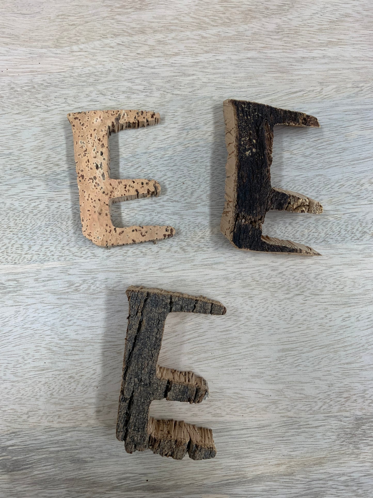 Lettres E en liège naturel et foncé 9 cm