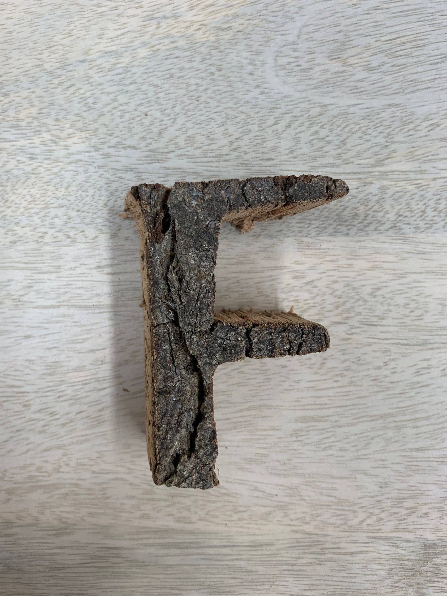 Lettre F en liège naturel foncé 9 cm