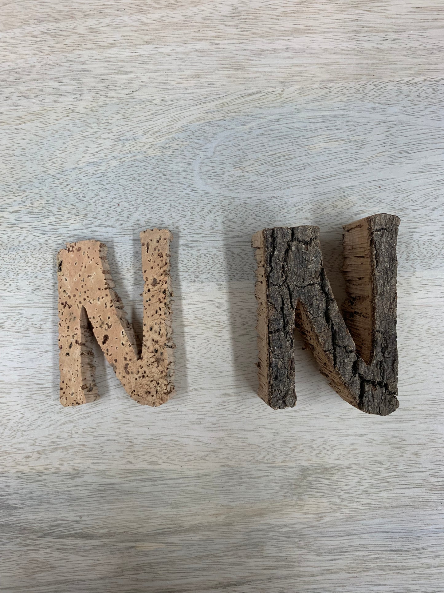 Lettres N en liège naturel et foncé 9 cm