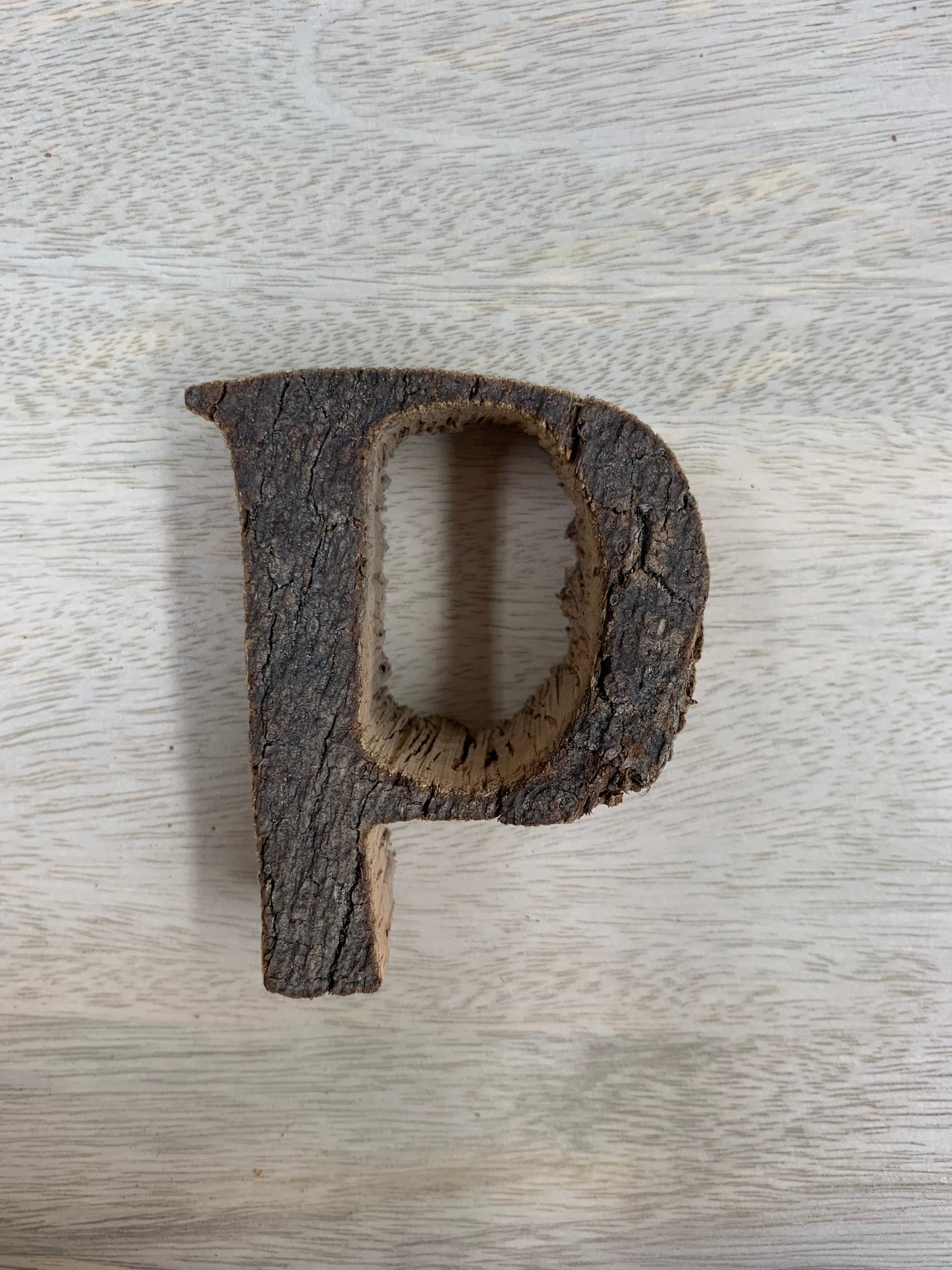Lettre P en liège naturel foncé 9 cm