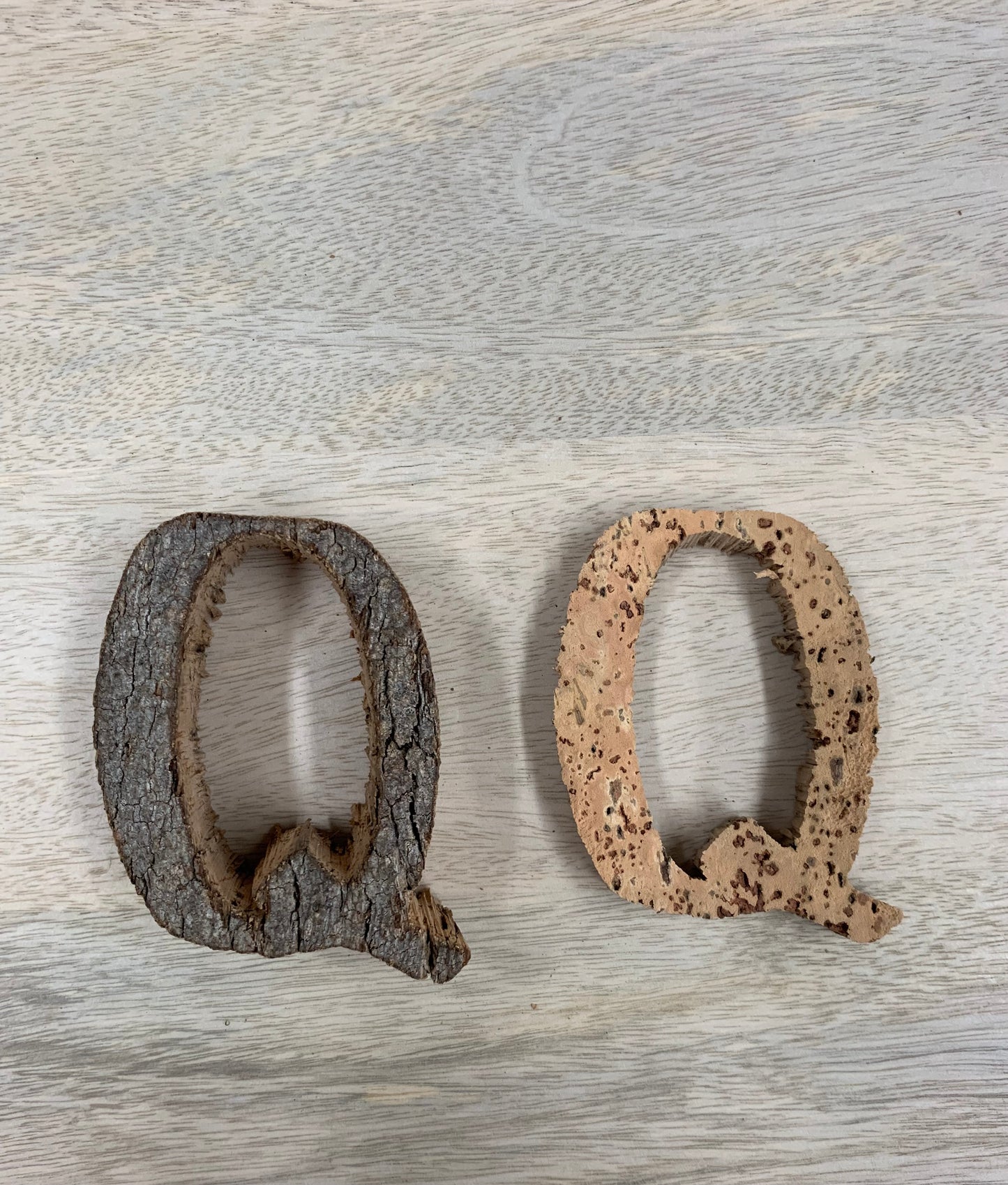Lettres Q en liège naturel et foncé 9 cm