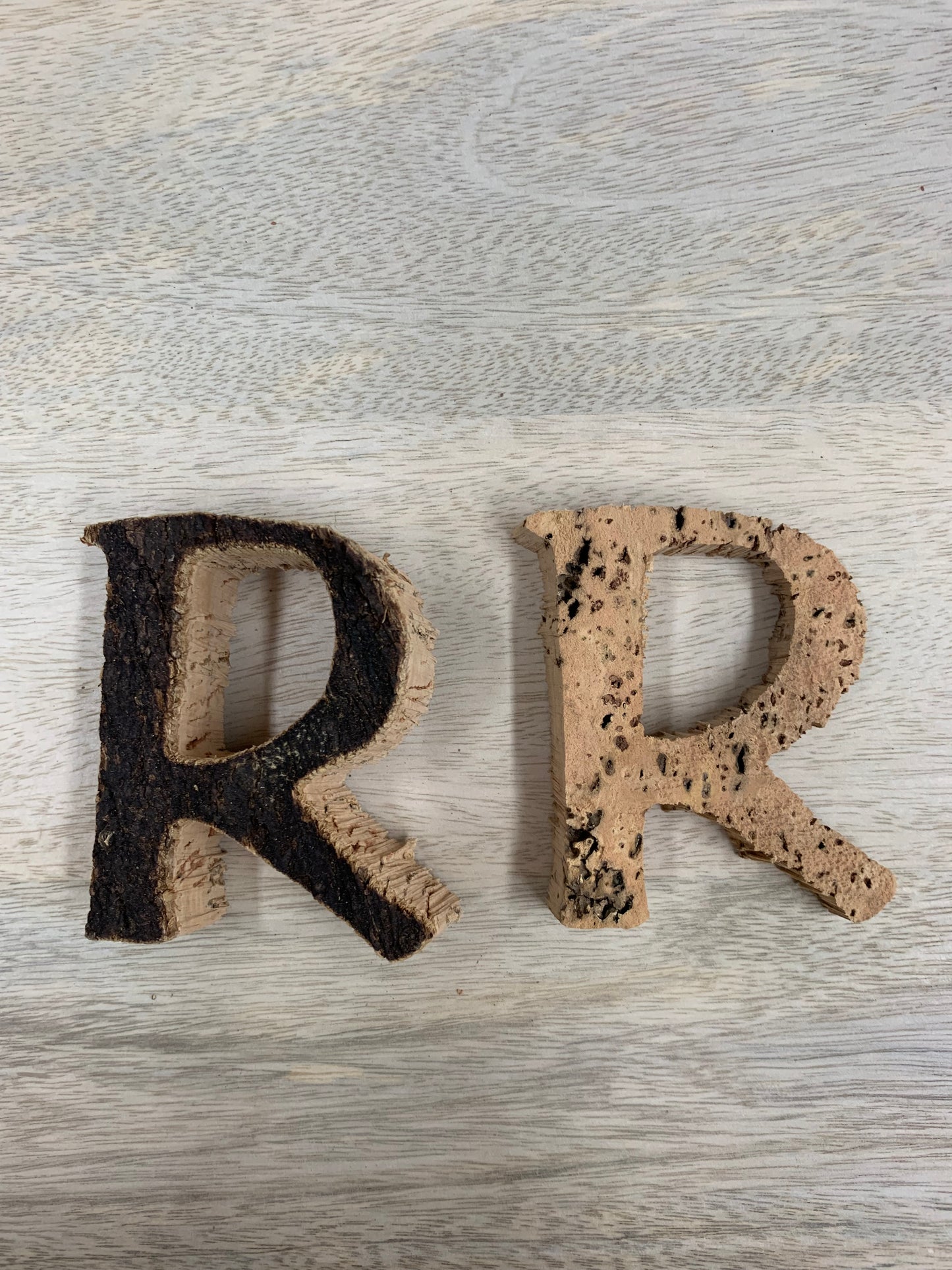 Lettres R en liège naturel et foncé 9 cm