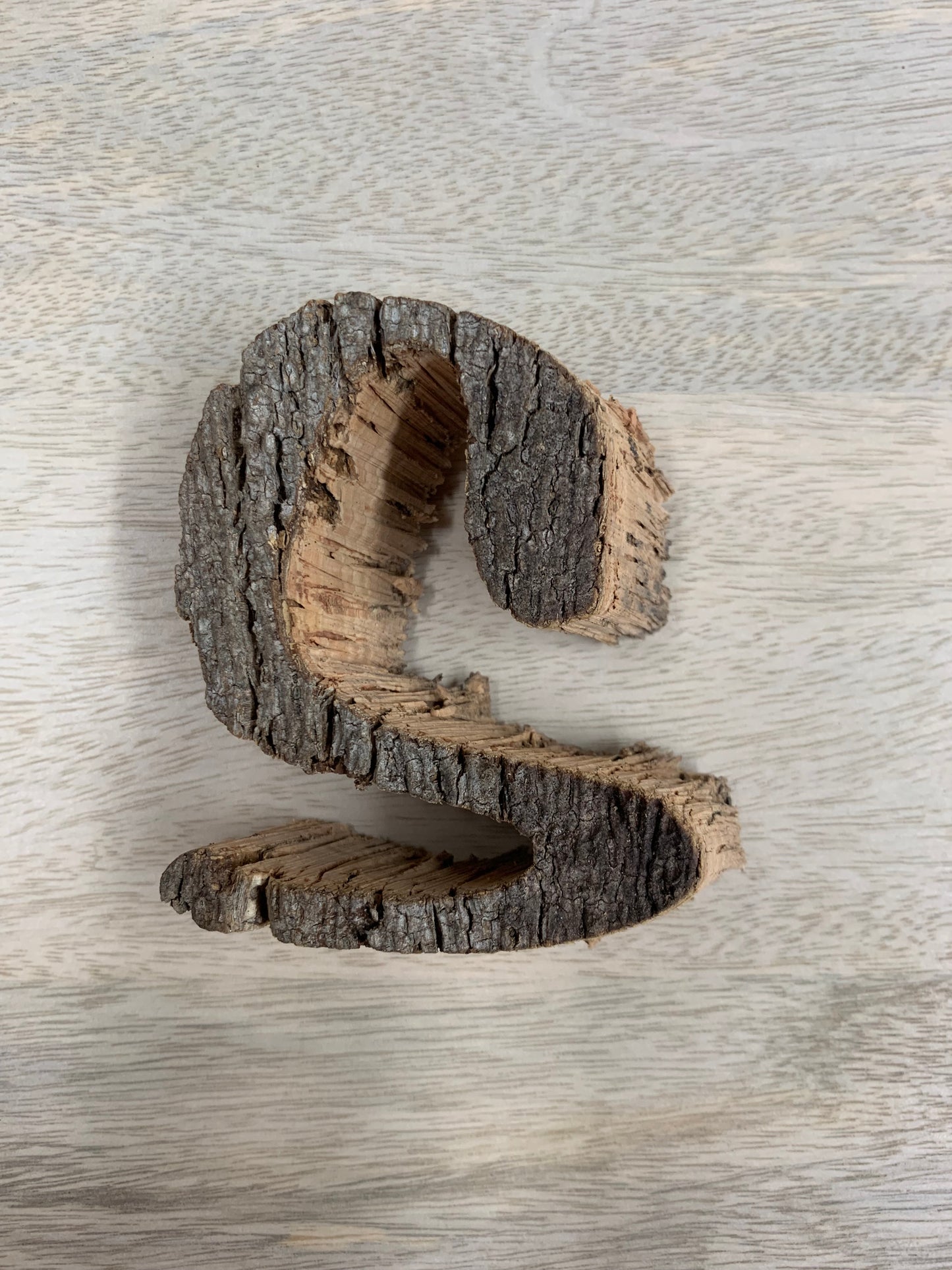 Lettre S en liège naturel foncé 9 cm