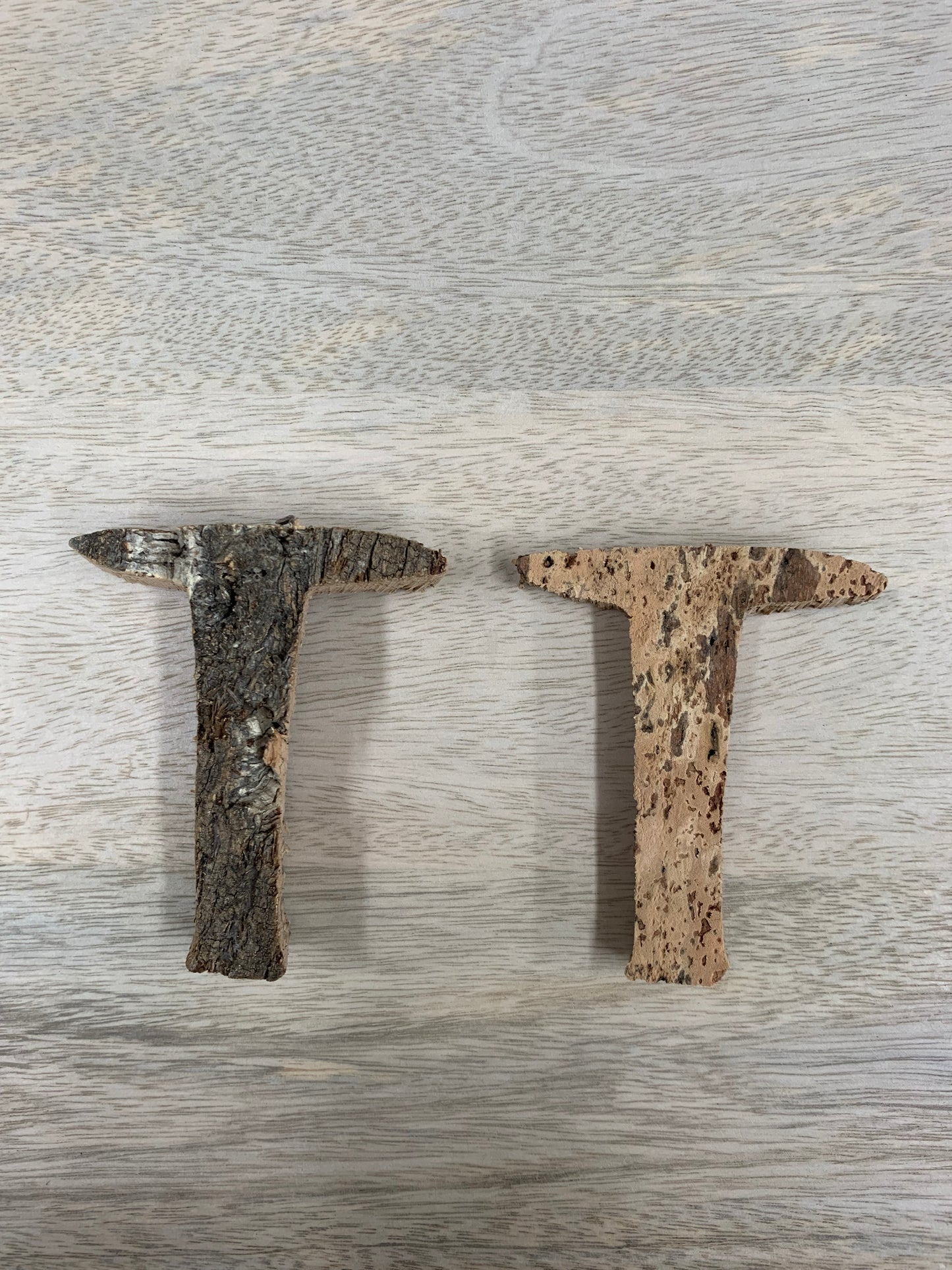 Lettres T en liège naturel et foncé 9 cm