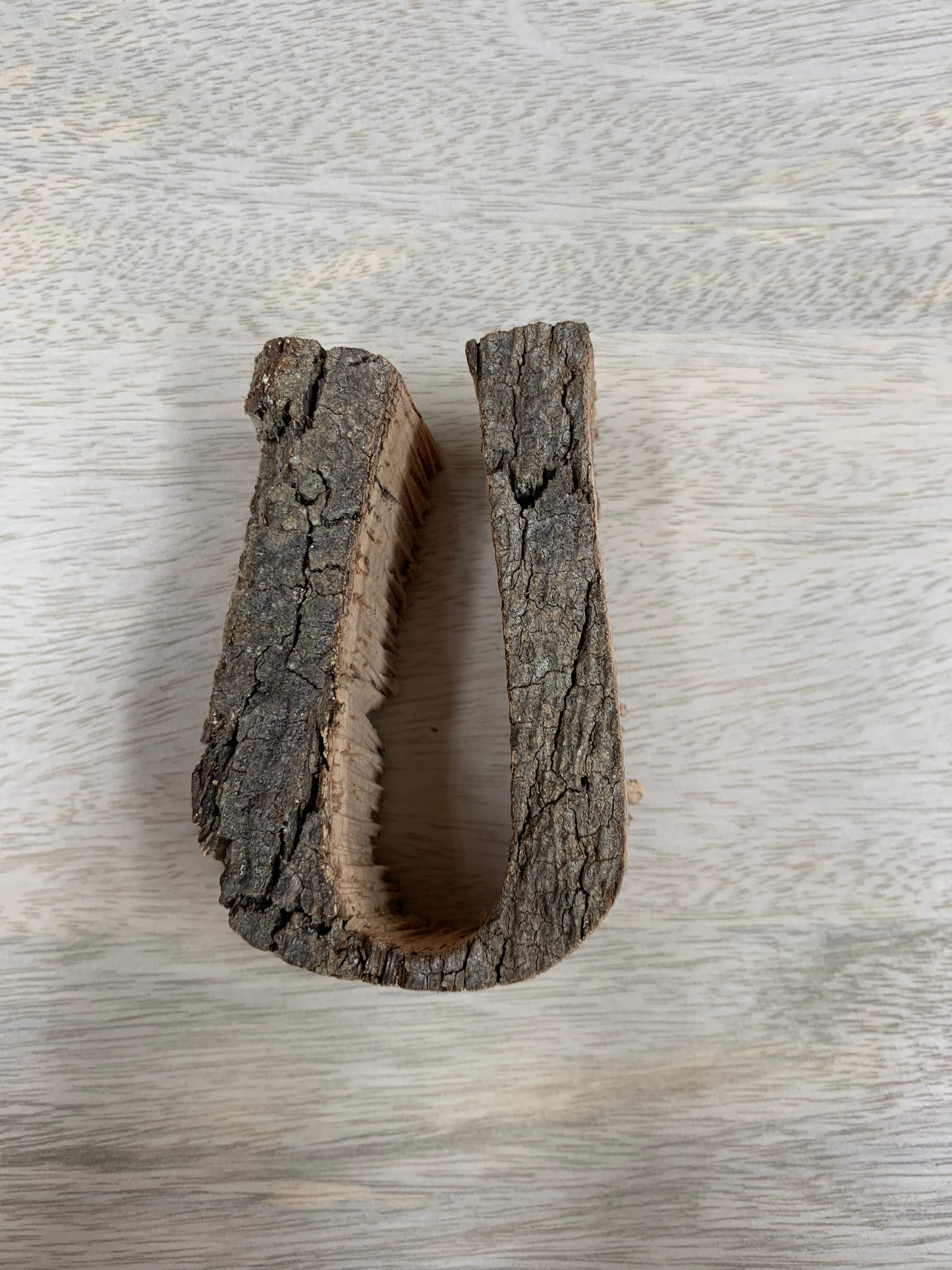 Lettre U en liège naturel foncé 9 cm