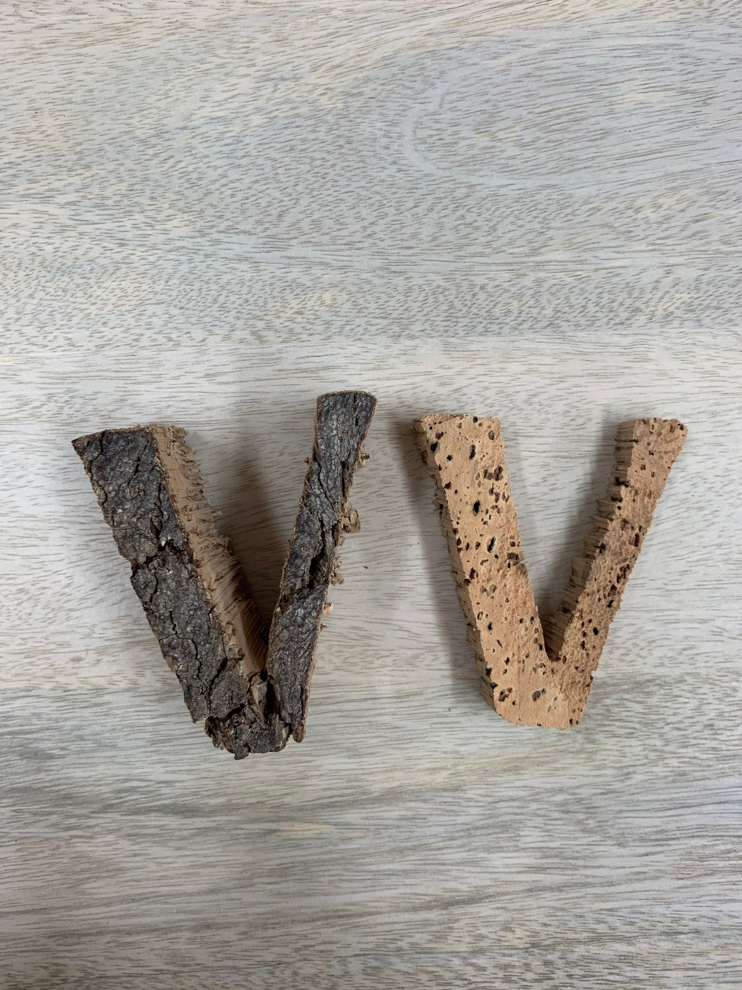 Lettres V en liège naturel et foncé 9 cm