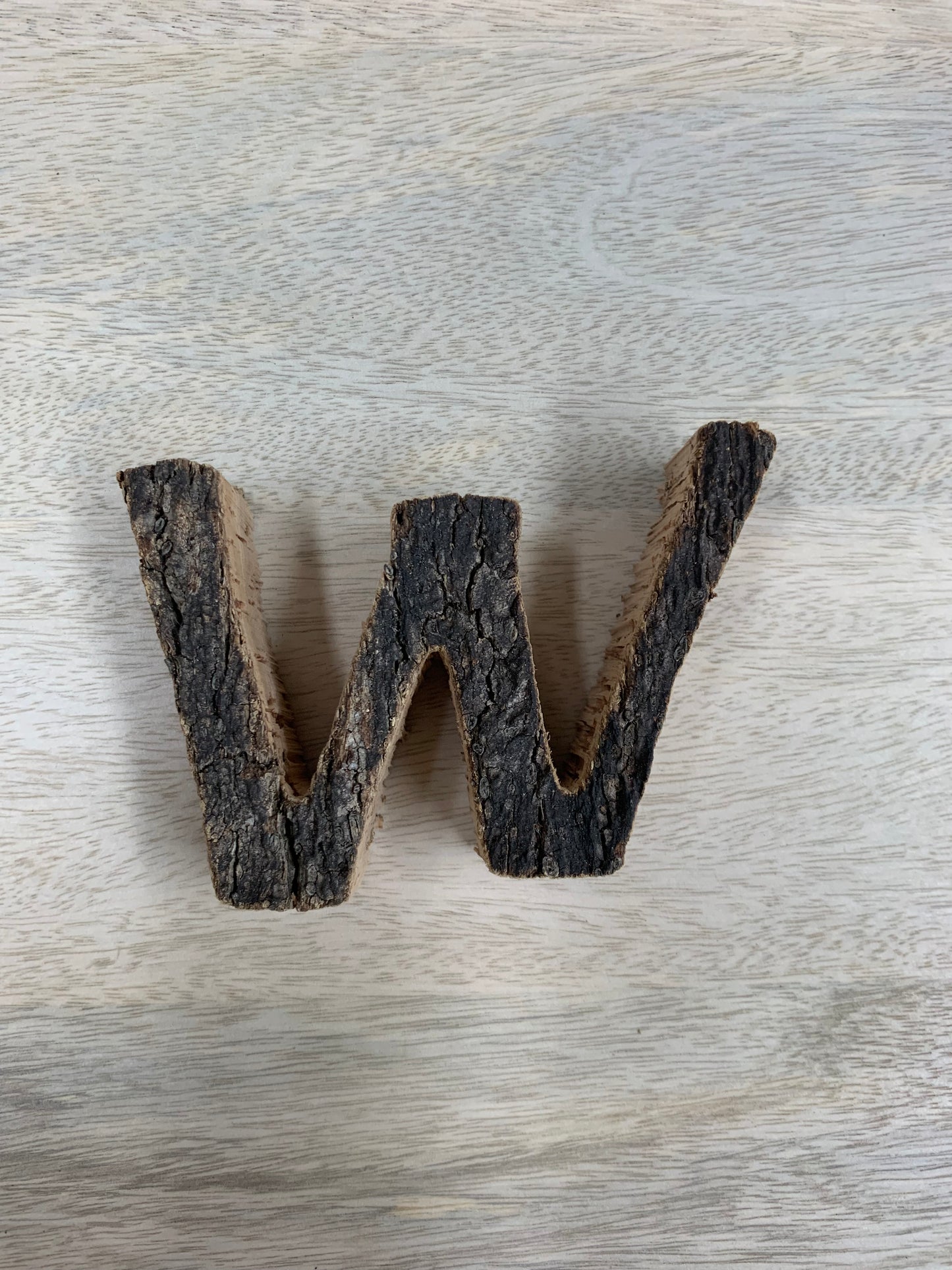Lettre W en liège naturel foncé 9 cm