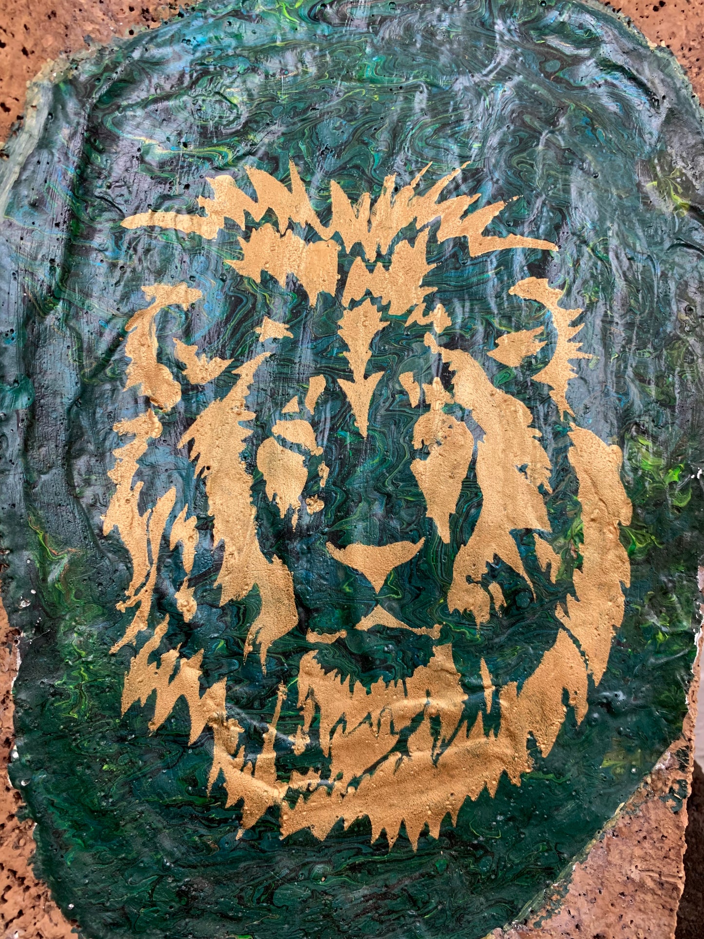 Peinture lion sur du liège zoomé