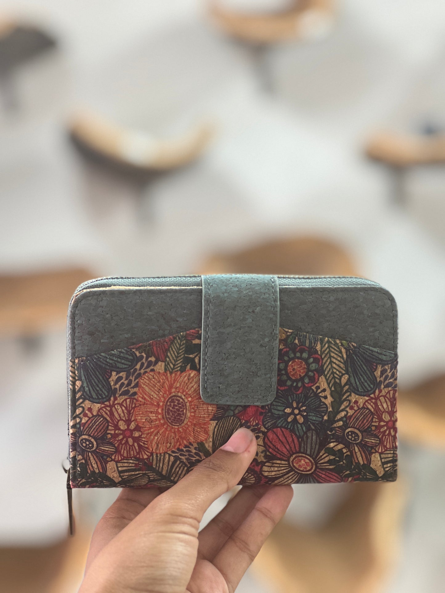 Ce porte-feuille en liège naturel est un accessoire pratique et écologique. Il est léger, souple et résistant à l'eau et aux taches. Il dispose de plusieurs compartiments pour ranger les cartes de crédit et les billets. À l'intérieur, il y a un porte-monnaie avec une fermeture éclair pour sécuriser les pièces.