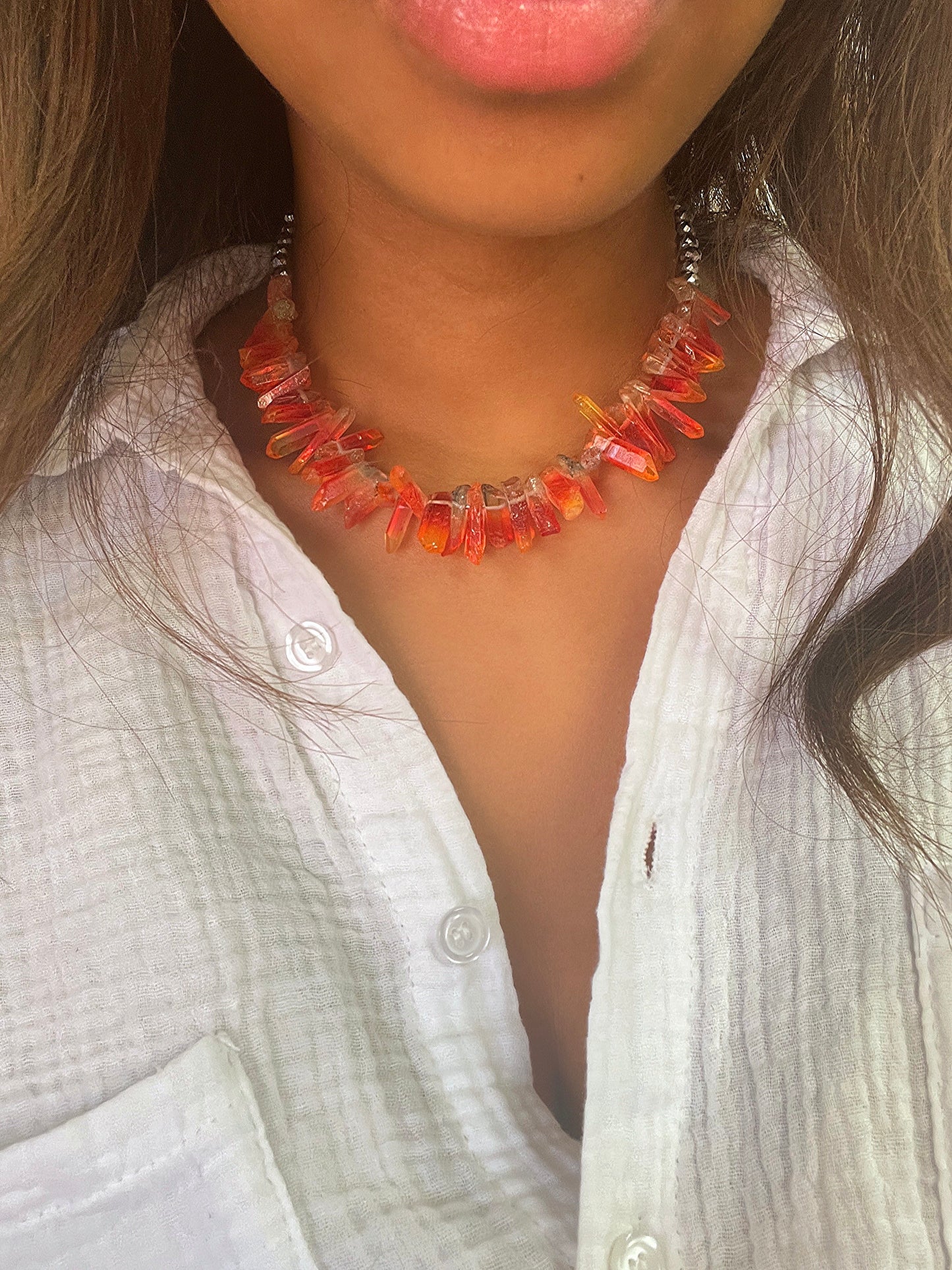 Le collier de la marque Citron Caviar est une pièce unique, faite à la main par une créatrice de Porto Vecchio. Il présente une combinaison de différentes pierres précieuses et semi-précieuses, offrant un design raffiné et intemporel. Chaque collier est une véritable œuvre d'art, témoignant du savoir-faire et de la passion investis dans sa création. C'est un bijou qui célèbre la beauté de la nature et exprime votre individualité avec élégance.
