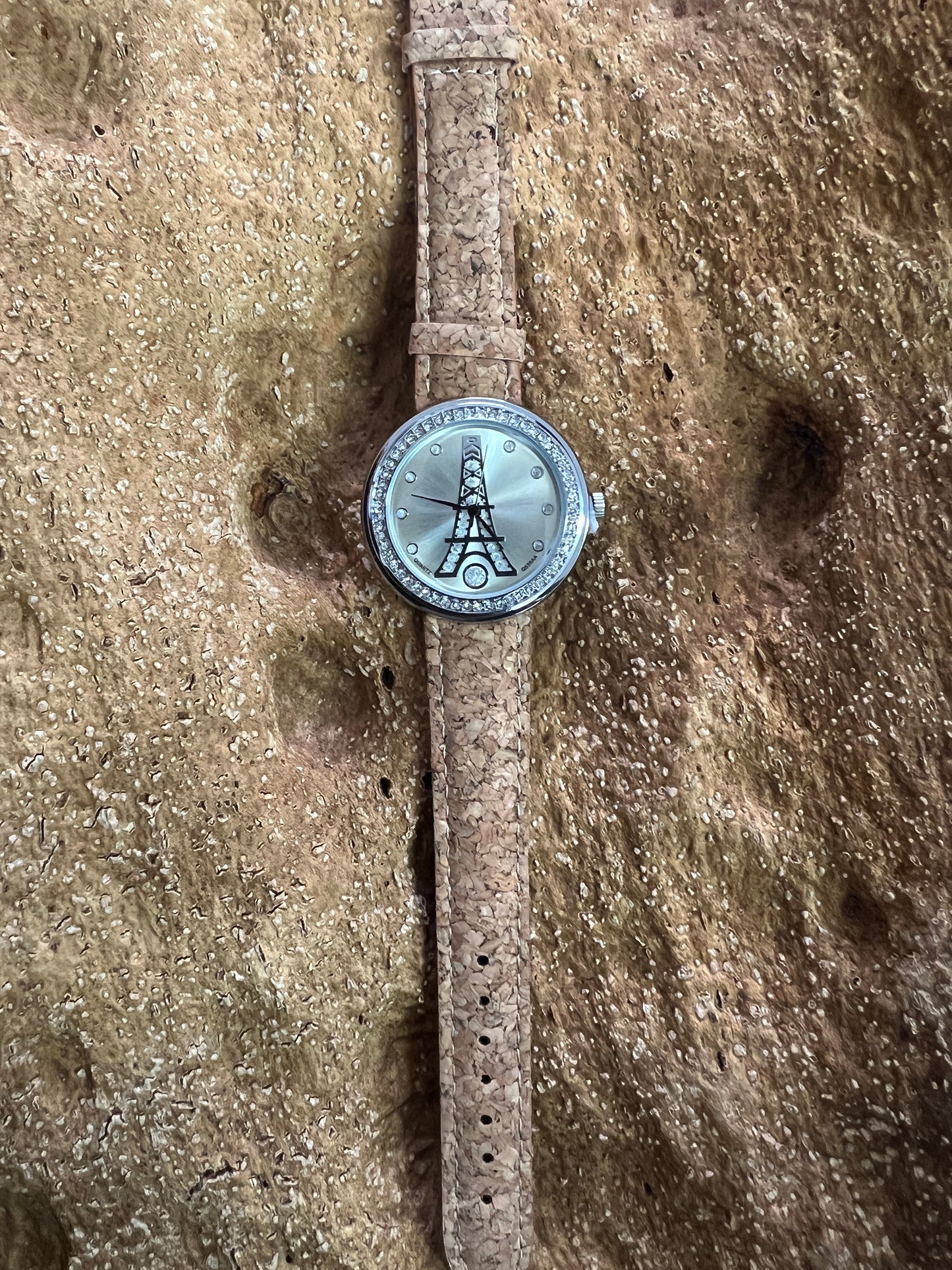 La montre avec bracelet en liège et cadran argenté est une combinaison élégante de style et de durabilité. Le bracelet en liège naturel offre une sensation douce et agréable au poignet, tout en étant respectueux de l'environnement.