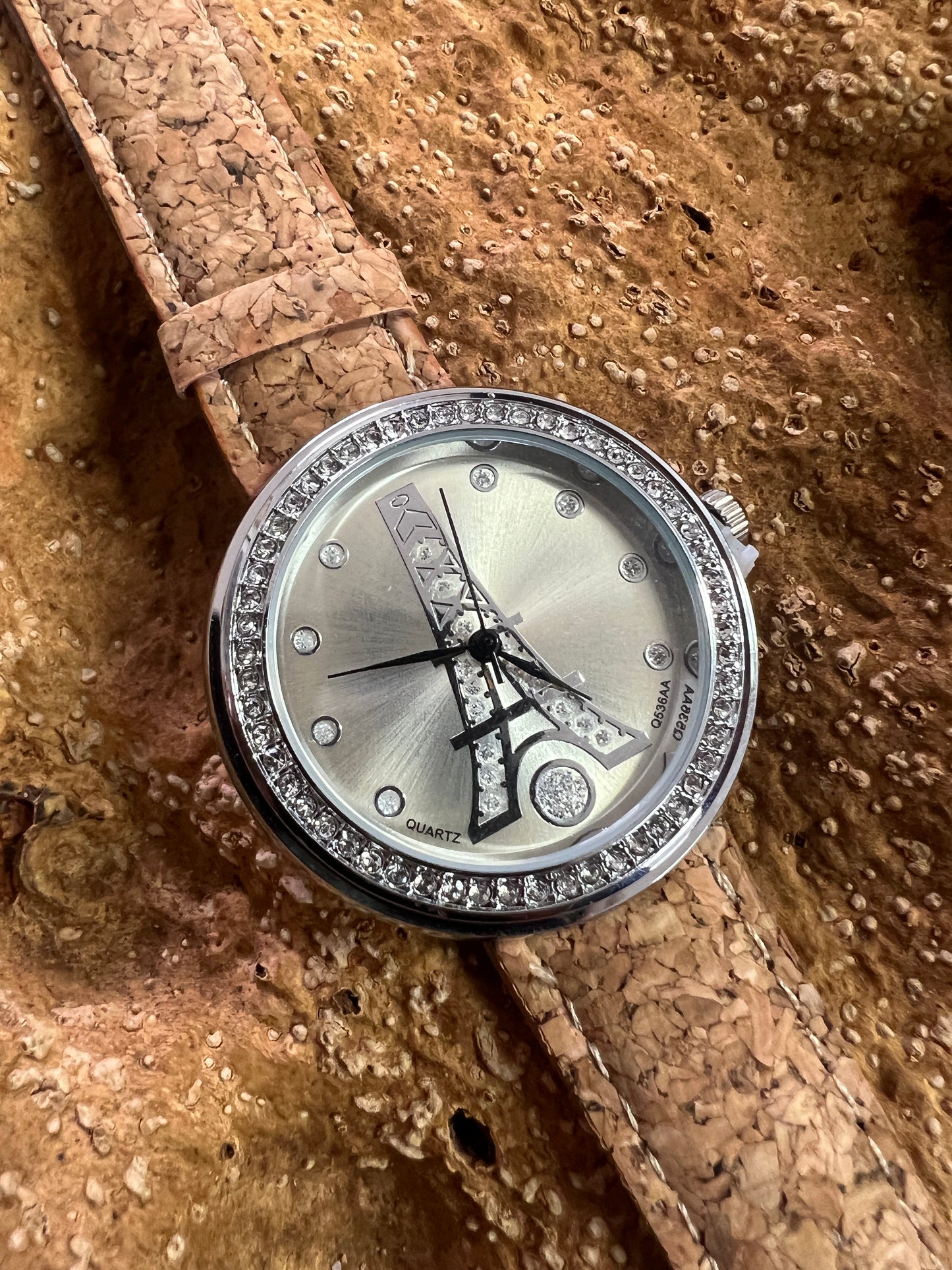 La montre avec bracelet en liège et cadran argenté est une combinaison élégante de style et de durabilité. Le bracelet en liège naturel offre une sensation douce et agréable au poignet, tout en étant respectueux de l'environnement.