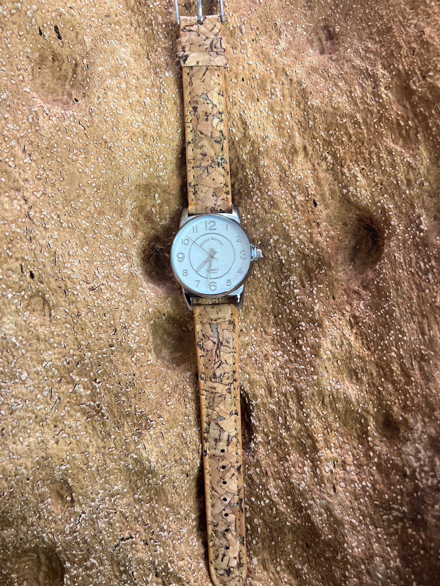La montre avec bracelet en liège et cadran argenté est une combinaison élégante de style et de durabilité. Le bracelet en liège naturel offre une sensation douce et agréable au poignet, tout en étant respectueux de l'environnement.