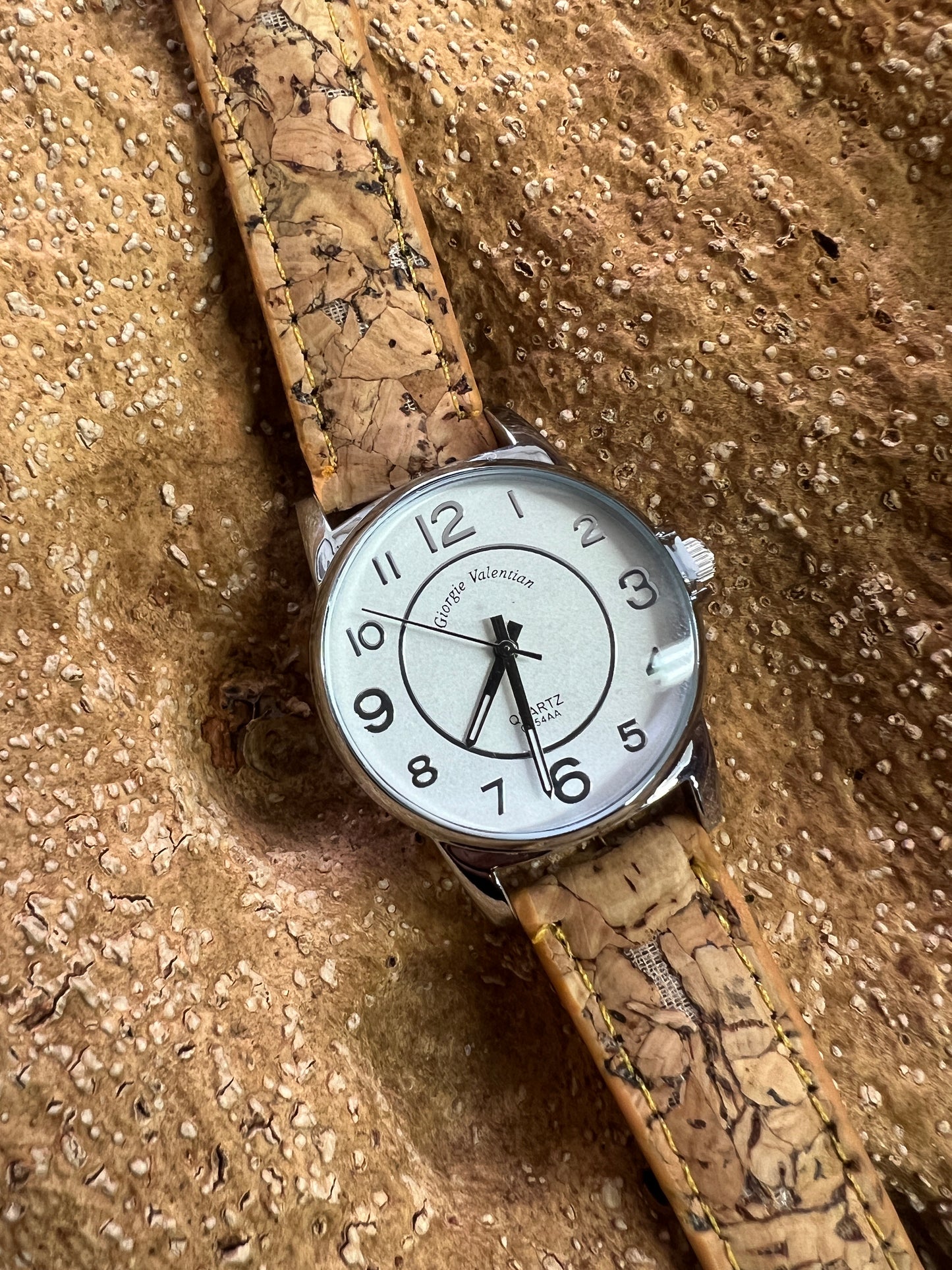 La montre avec bracelet en liège et cadran argenté est une combinaison élégante de style et de durabilité. Le bracelet en liège naturel offre une sensation douce et agréable au poignet, tout en étant respectueux de l'environnement.