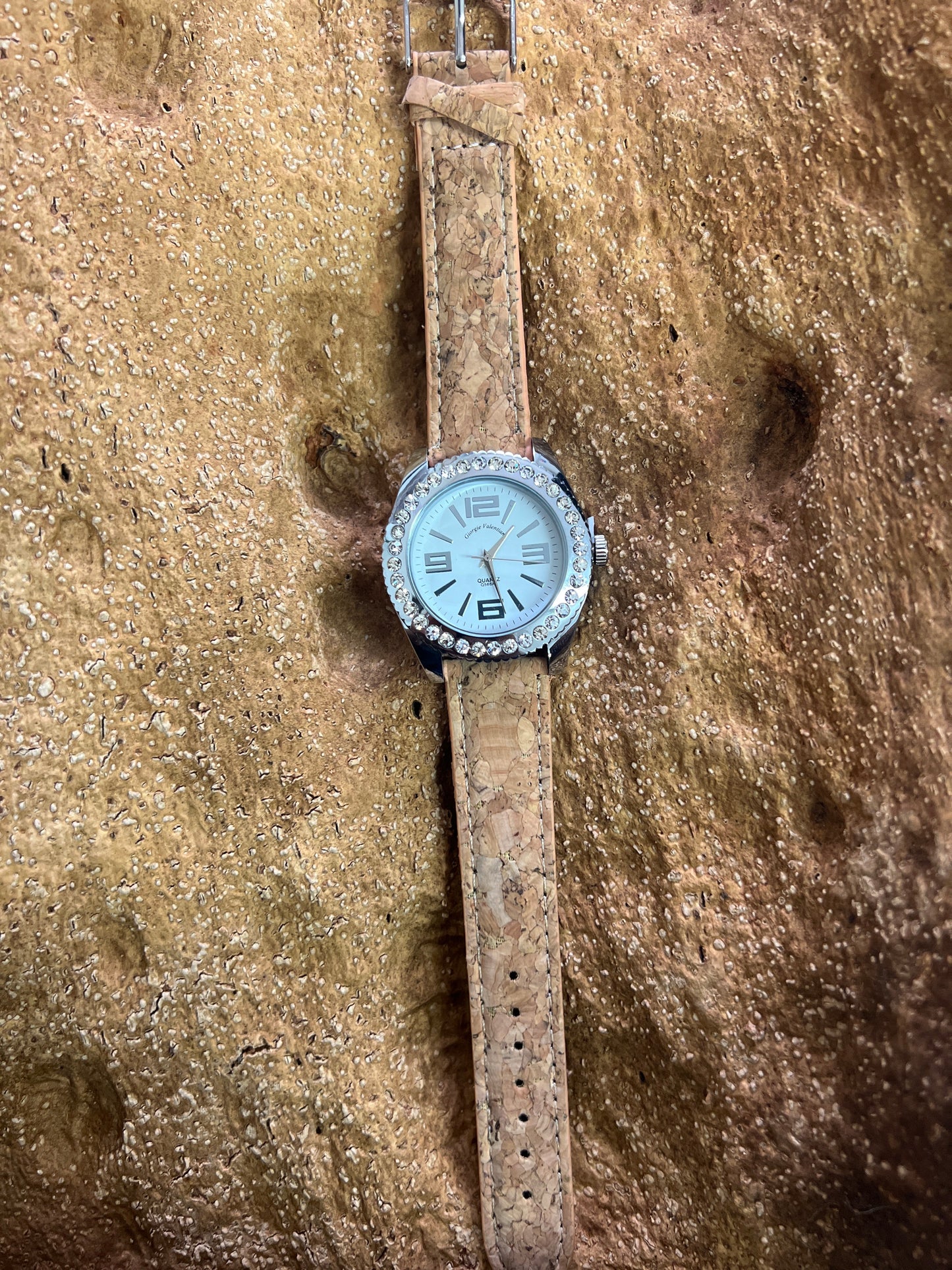 La montre avec bracelet en liège et cadran argenté est une combinaison élégante de style et de durabilité. Le bracelet en liège naturel offre une sensation douce et agréable au poignet, tout en étant respectueux de l'environnement.