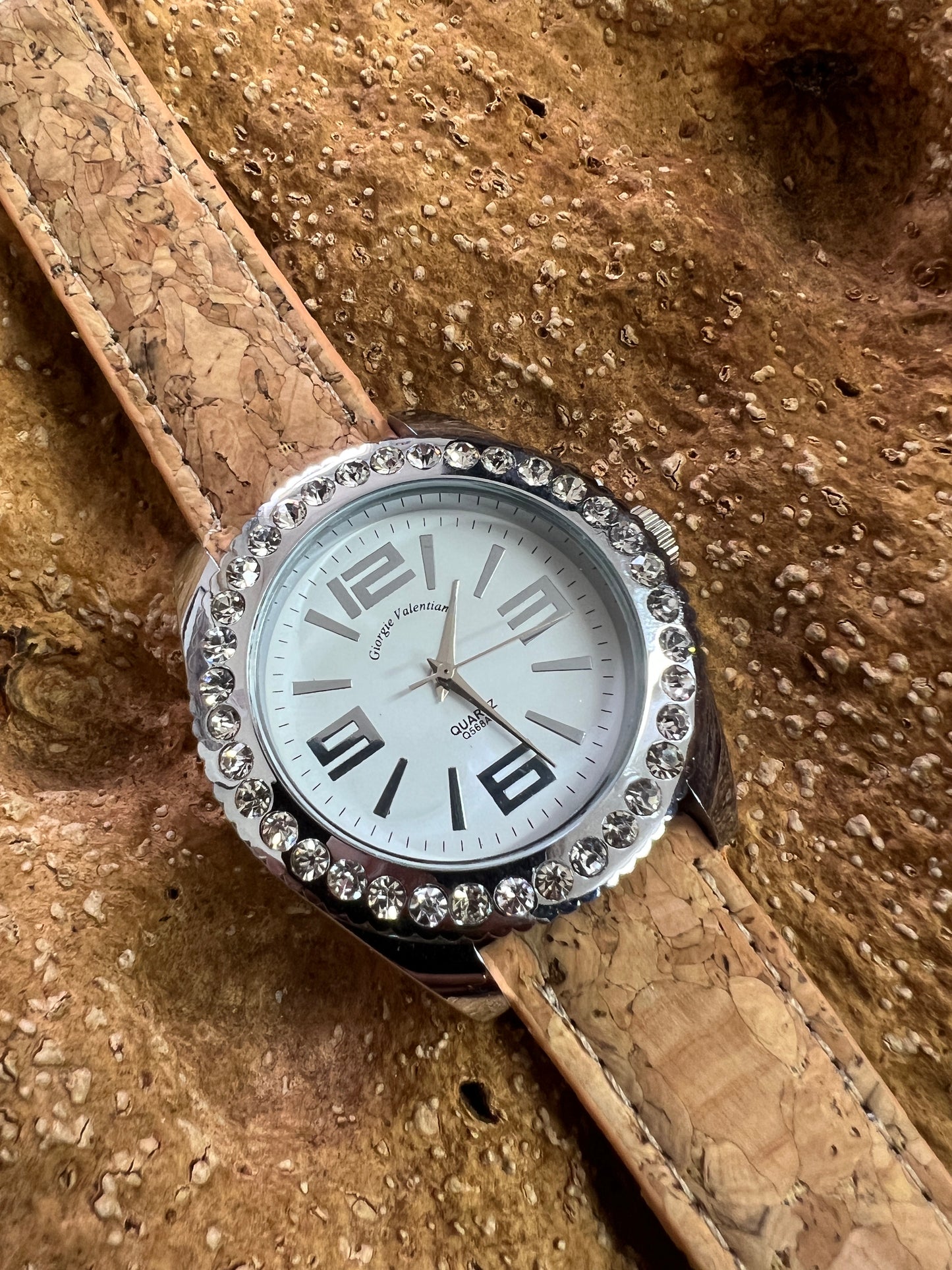 La montre avec bracelet en liège et cadran argenté est une combinaison élégante de style et de durabilité. Le bracelet en liège naturel offre une sensation douce et agréable au poignet, tout en étant respectueux de l'environnement.