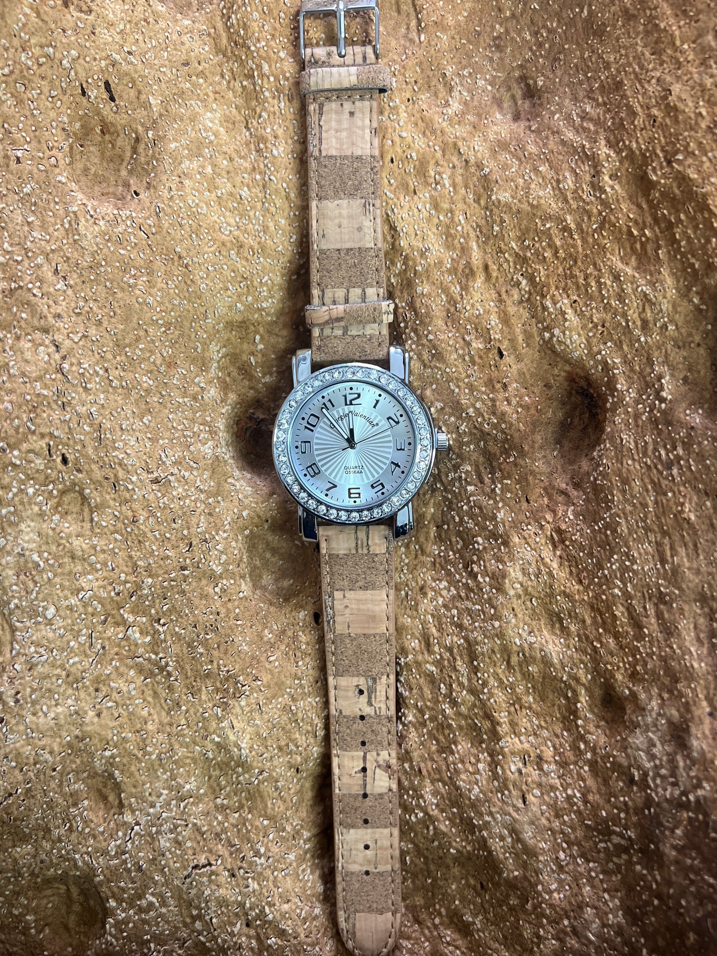 La montre avec bracelet en liège et cadran argenté est une combinaison élégante de style et de durabilité. Le bracelet en liège naturel offre une sensation douce et agréable au poignet, tout en étant respectueux de l'environnement.