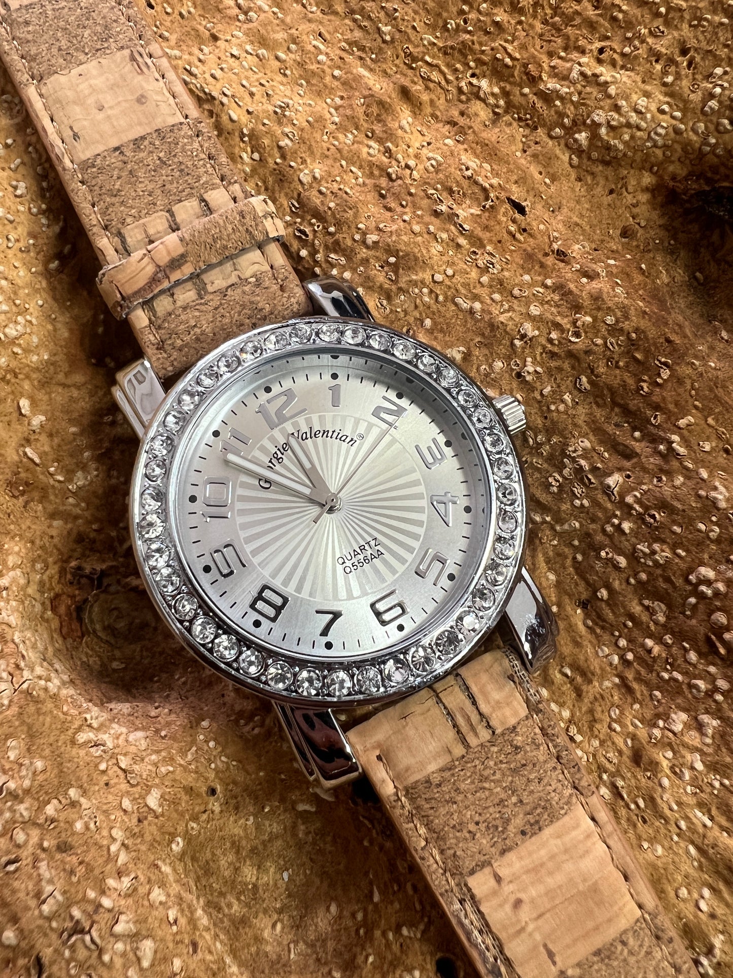 La montre avec bracelet en liège et cadran argenté est une combinaison élégante de style et de durabilité. Le bracelet en liège naturel offre une sensation douce et agréable au poignet, tout en étant respectueux de l'environnement.