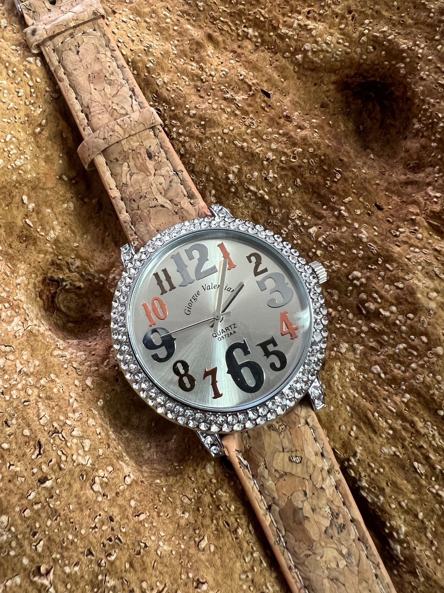 La montre avec bracelet en liège et cadran argenté est une combinaison élégante de style et de durabilité. Le bracelet en liège naturel offre une sensation douce et agréable au poignet, tout en étant respectueux de l'environnement.