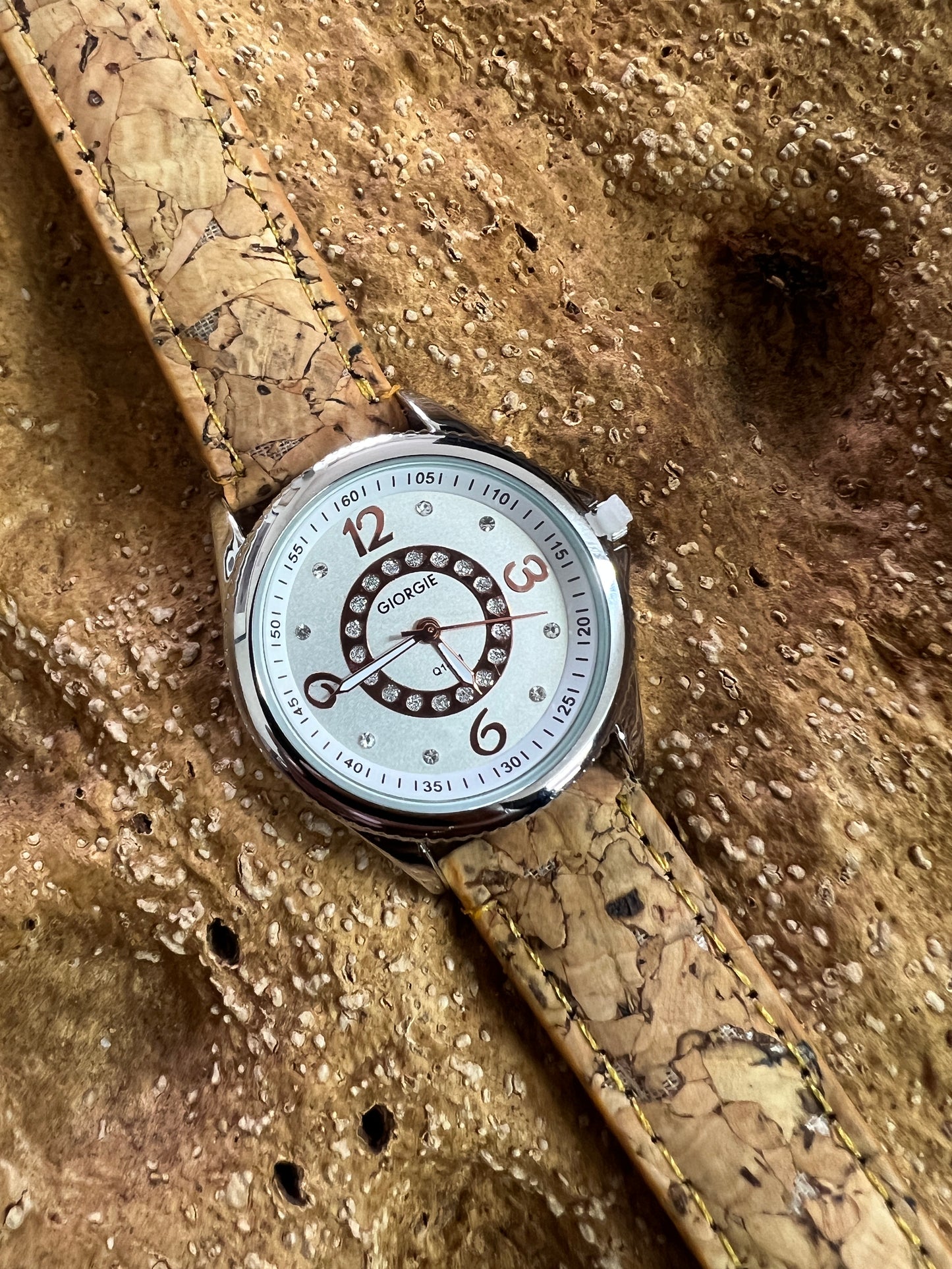 La montre avec bracelet en liège et cadran argenté est une combinaison élégante de style et de durabilité. Le bracelet en liège naturel offre une sensation douce et agréable au poignet, tout en étant respectueux de l'environnement.