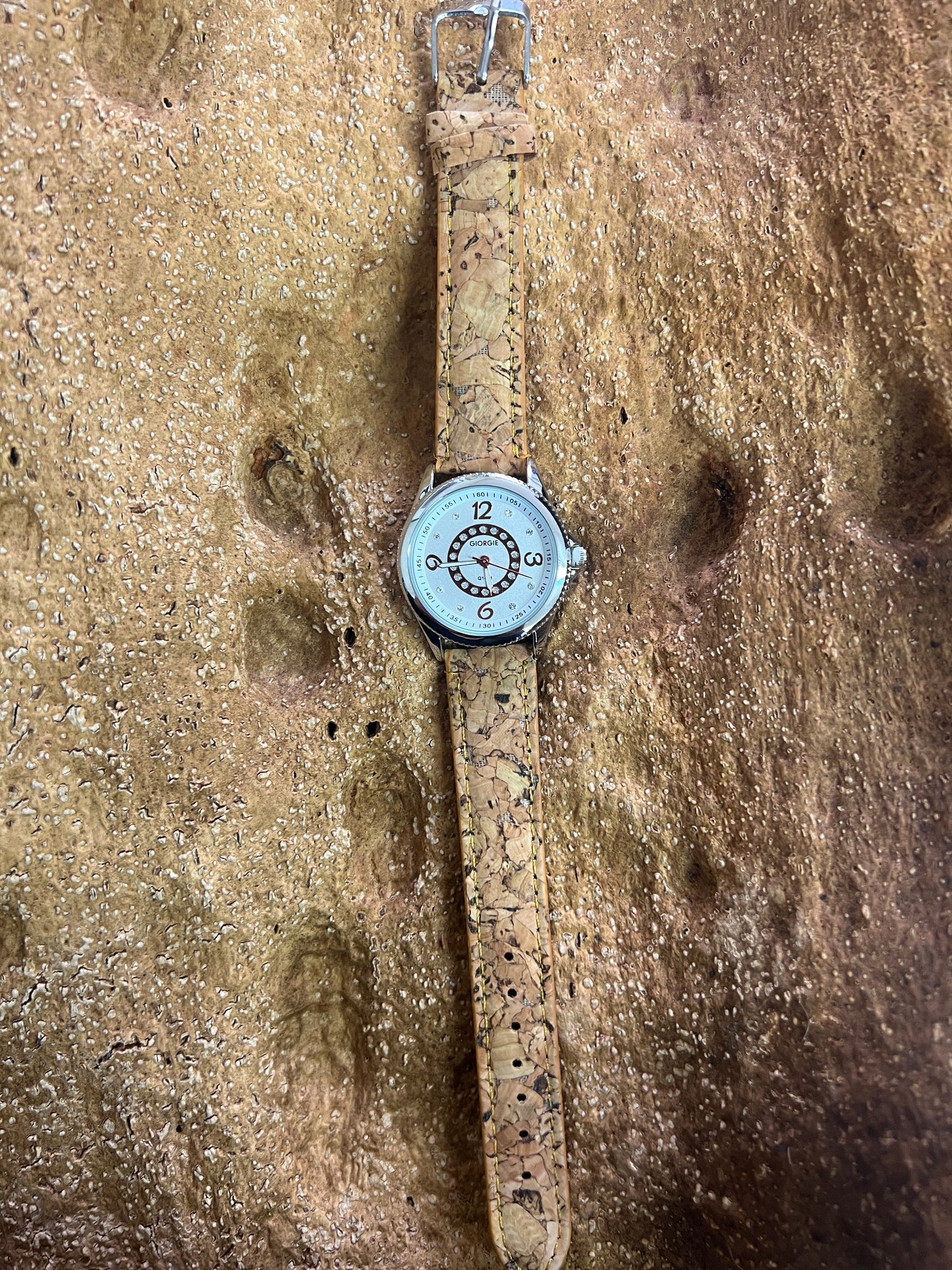 La montre avec bracelet en liège et cadran argenté est une combinaison élégante de style et de durabilité. Le bracelet en liège naturel offre une sensation douce et agréable au poignet, tout en étant respectueux de l'environnement.