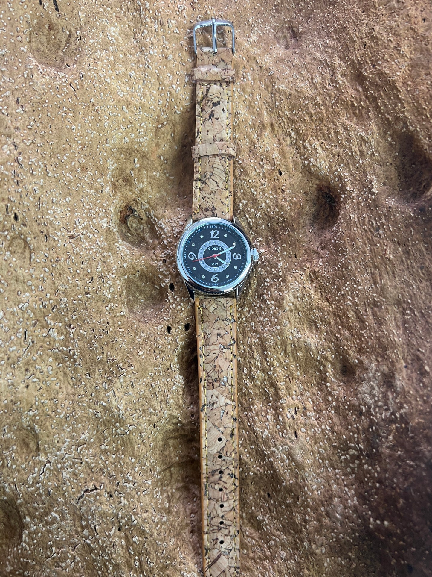 La montre avec bracelet en liège et cadran argenté est une combinaison élégante de style et de durabilité. Le bracelet en liège naturel offre une sensation douce et agréable au poignet, tout en étant respectueux de l'environnement.