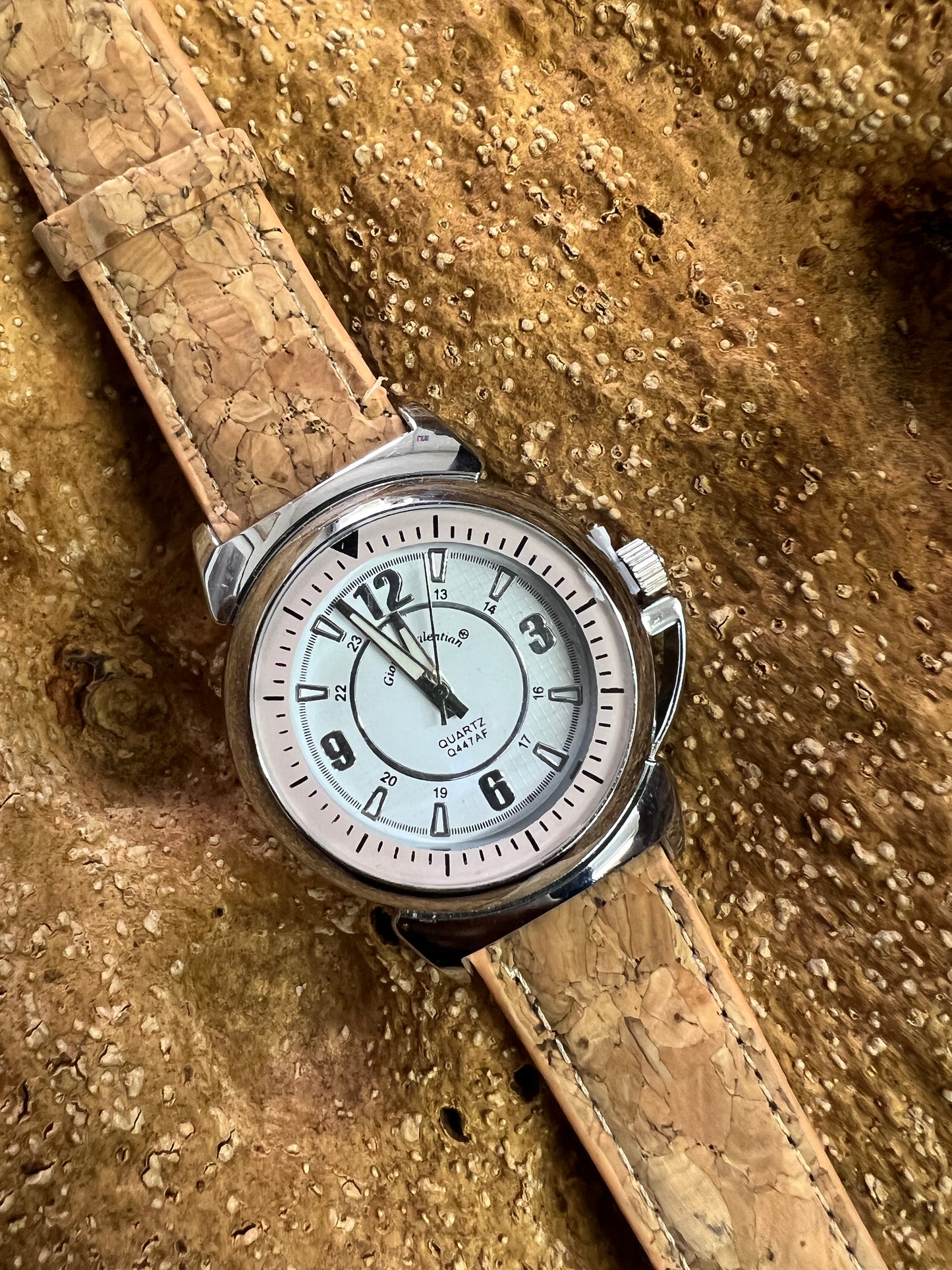 La montre avec bracelet en liège et cadran argenté est une combinaison élégante de style et de durabilité. Le bracelet en liège naturel offre une sensation douce et agréable au poignet, tout en étant respectueux de l'environnement.