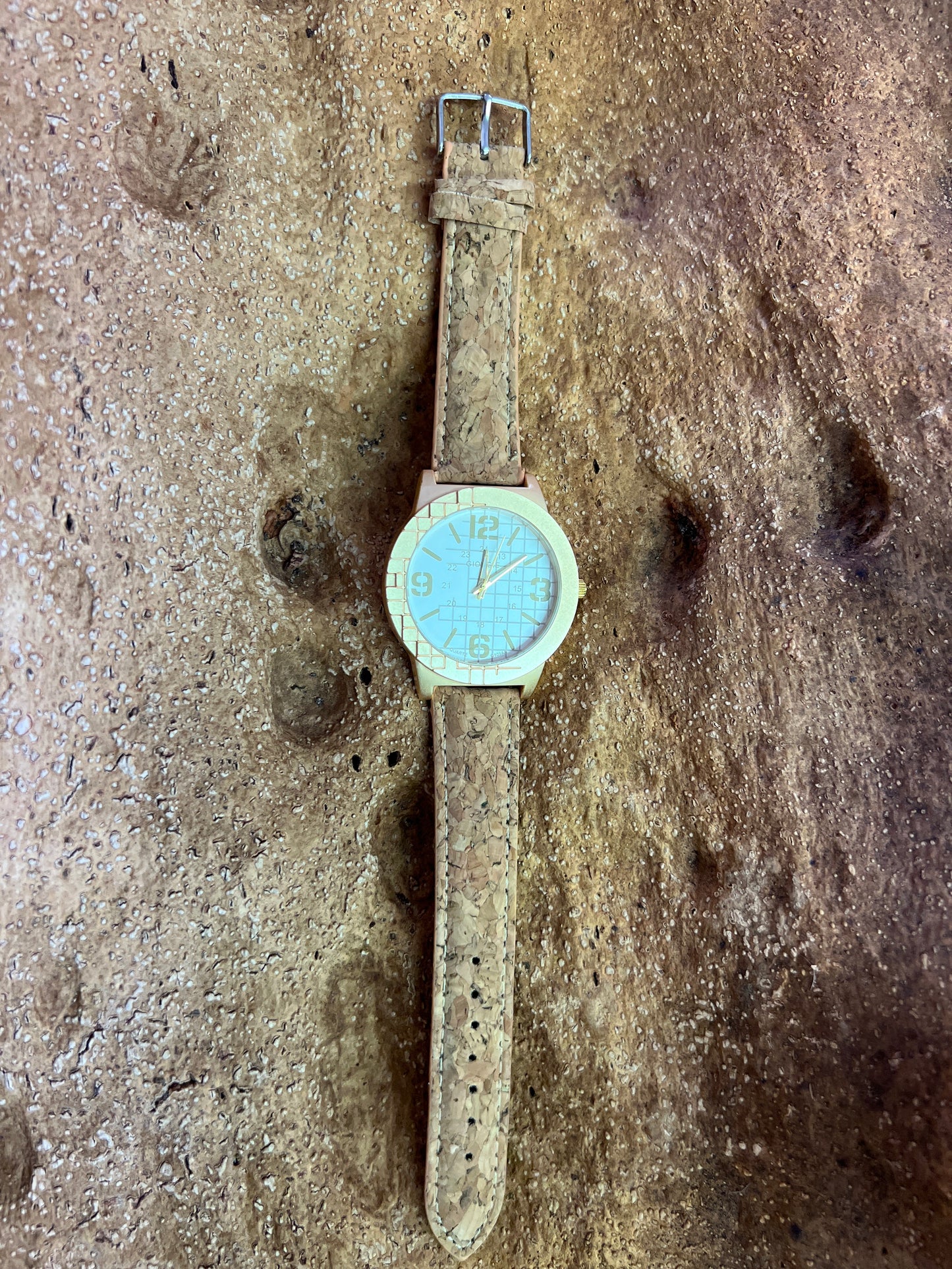 La montre avec bracelet en liège et cadran doré est une combinaison élégante de style et de durabilité. Le bracelet en liège naturel offre une sensation douce et agréable au poignet, tout en étant respectueux de l'environnement.