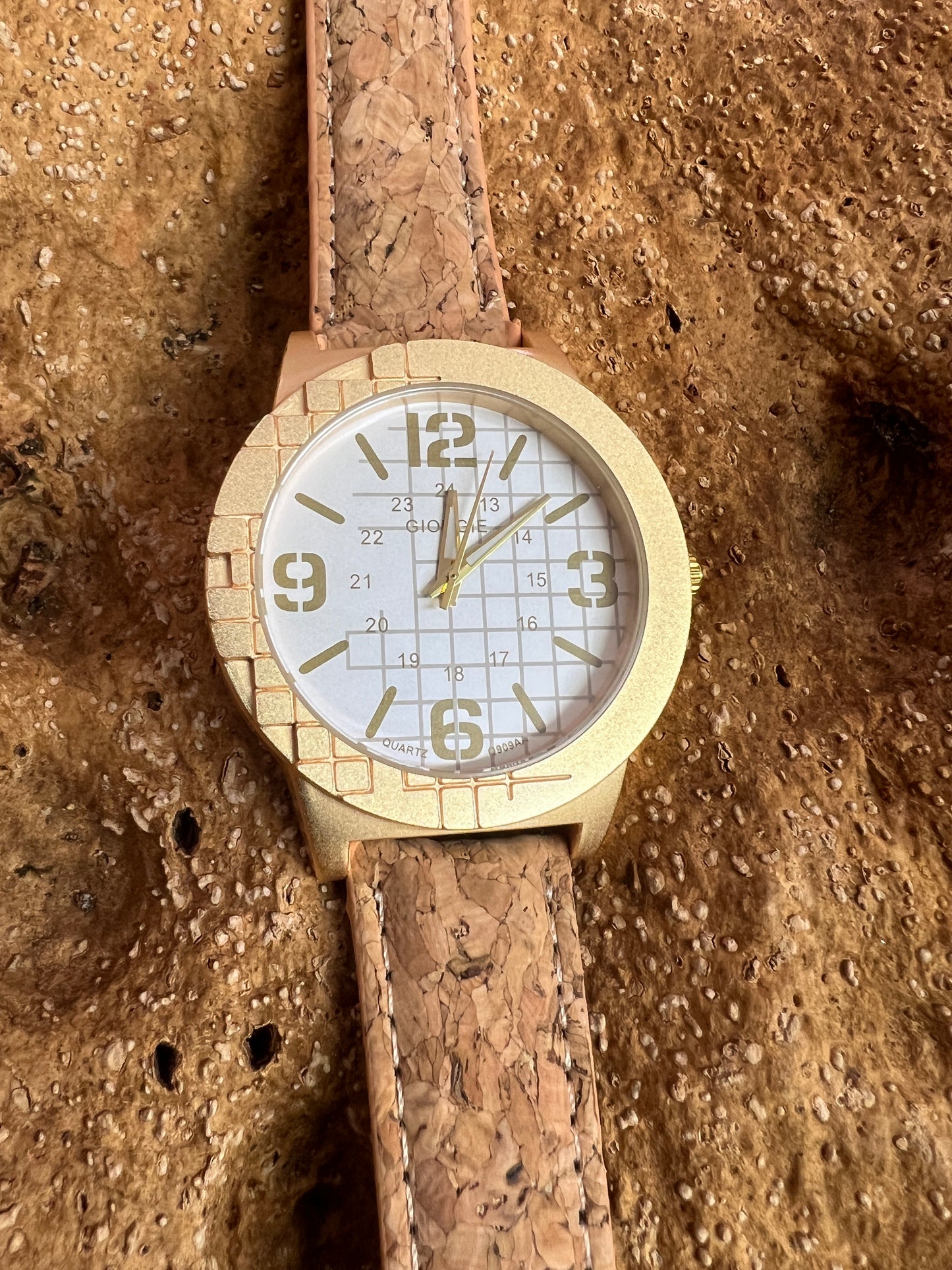 La montre avec bracelet en liège et cadran doré est une combinaison élégante de style et de durabilité. Le bracelet en liège naturel offre une sensation douce et agréable au poignet, tout en étant respectueux de l'environnement.