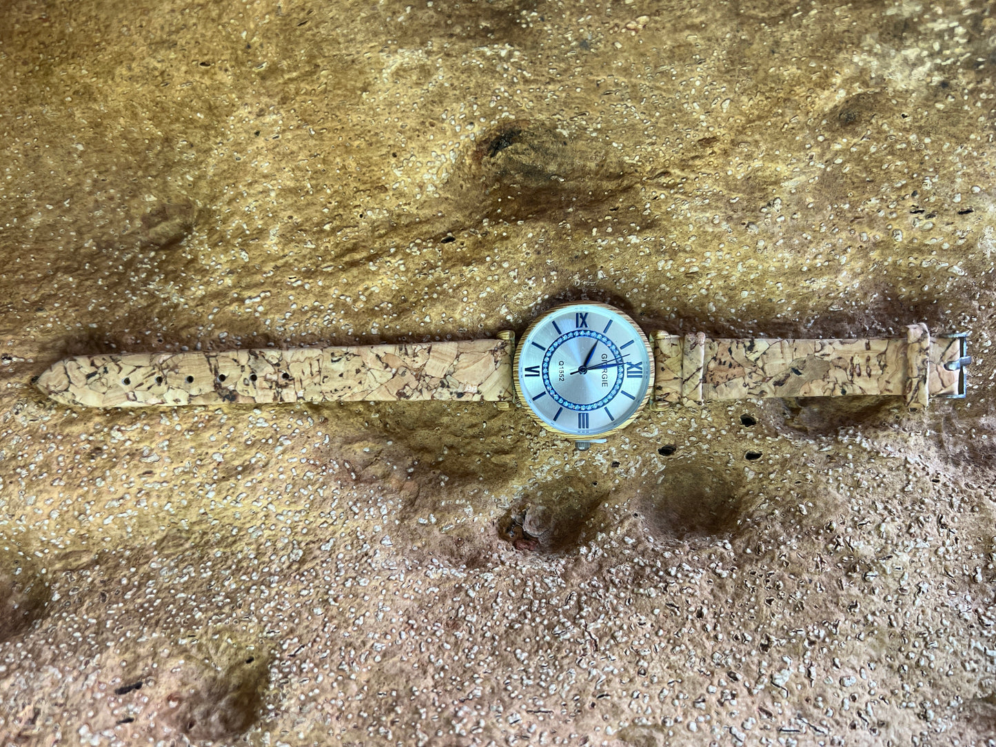 La montre avec bracelet en liège et cadran en bois est une combinaison élégante de style et de durabilité. Le bracelet en liège naturel offre une sensation douce et agréable au poignet, tout en étant respectueux de l'environnement.