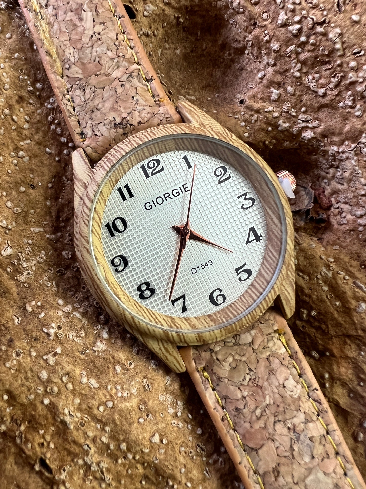 La montre avec bracelet en liège et cadran en bois est une combinaison élégante de style et de durabilité. Le bracelet en liège naturel offre une sensation douce et agréable au poignet, tout en étant respectueux de l'environnement.