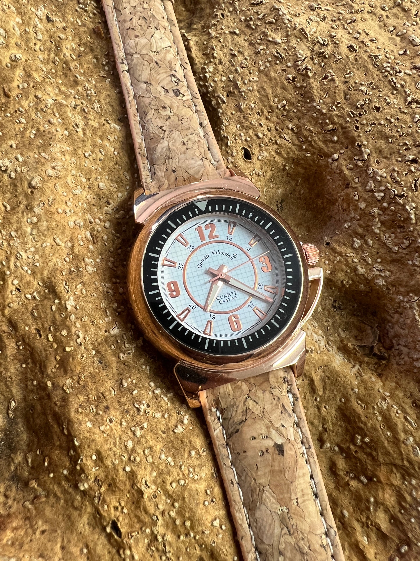 La montre avec bracelet en liège et cadran doré est une combinaison élégante de style et de durabilité. Le bracelet en liège naturel offre une sensation douce et agréable au poignet, tout en étant respectueux de l'environnement.