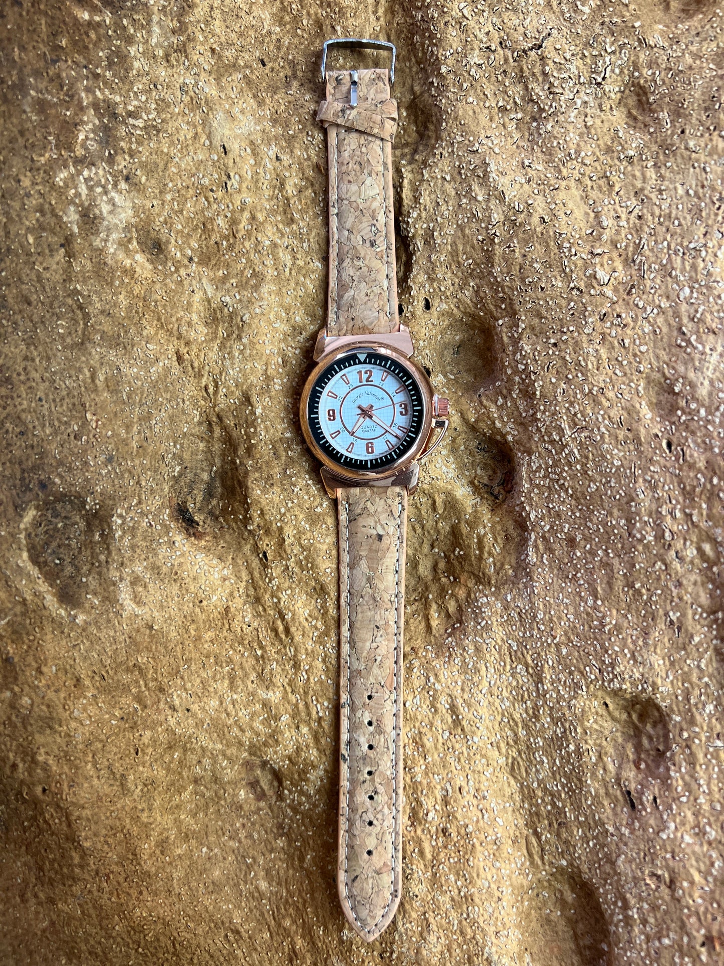 La montre avec bracelet en liège et cadran doré est une combinaison élégante de style et de durabilité. Le bracelet en liège naturel offre une sensation douce et agréable au poignet, tout en étant respectueux de l'environnement.
