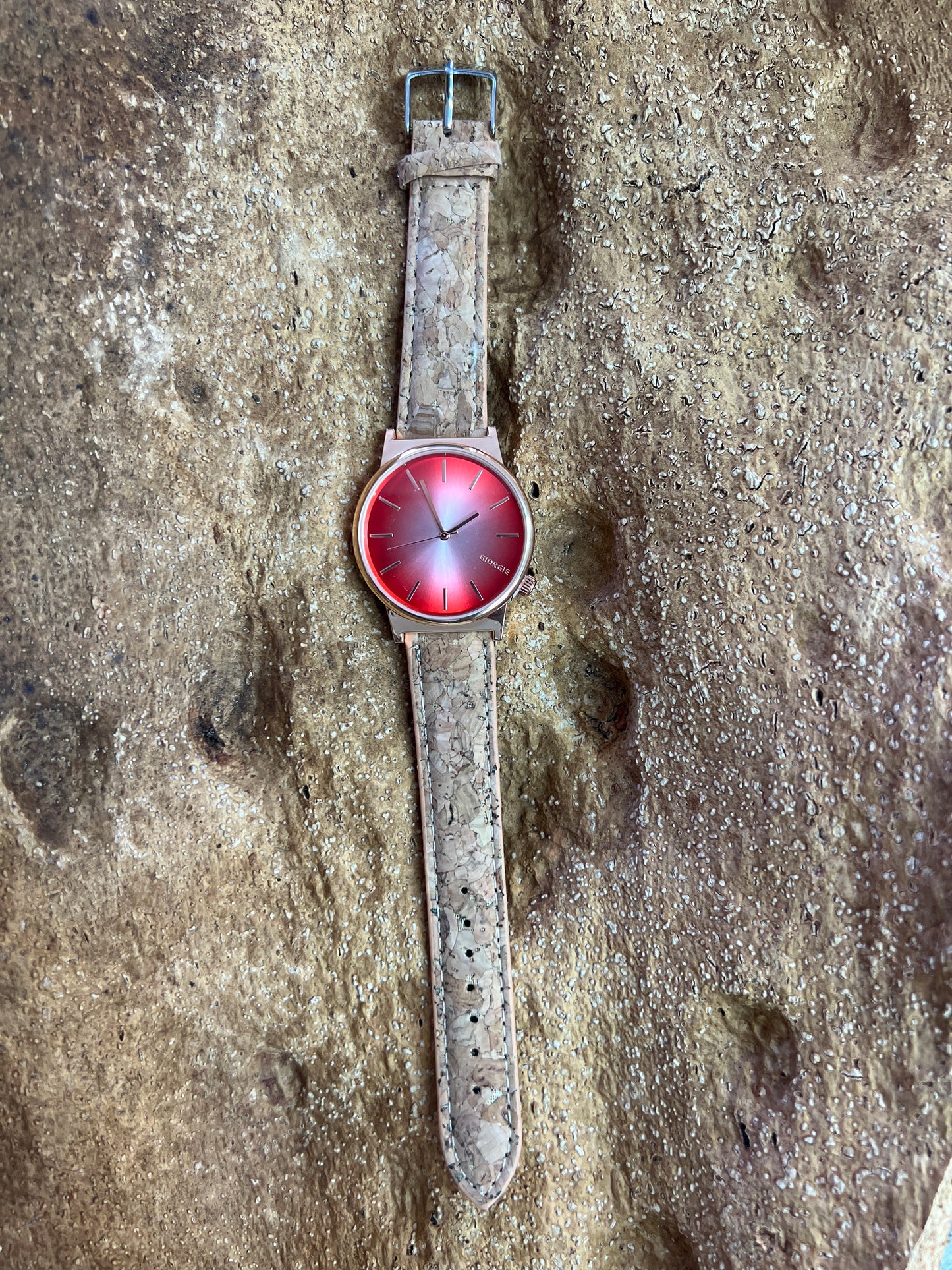 La montre avec bracelet en liège et cadran Rose Gold est une combinaison élégante de style et de durabilité. Le bracelet en liège naturel offre une sensation douce et agréable au poignet, tout en étant respectueux de l'environnement.