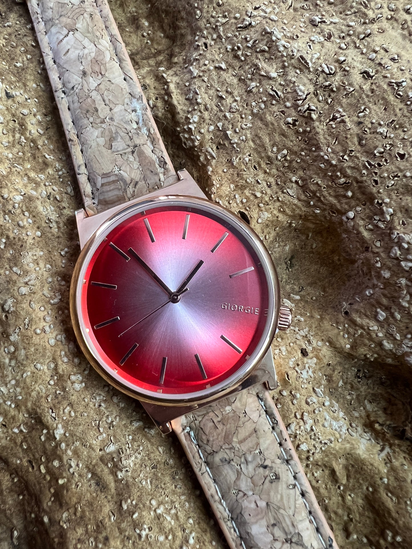 La montre avec bracelet en liège et cadran Rose Gold est une combinaison élégante de style et de durabilité. Le bracelet en liège naturel offre une sensation douce et agréable au poignet, tout en étant respectueux de l'environnement.