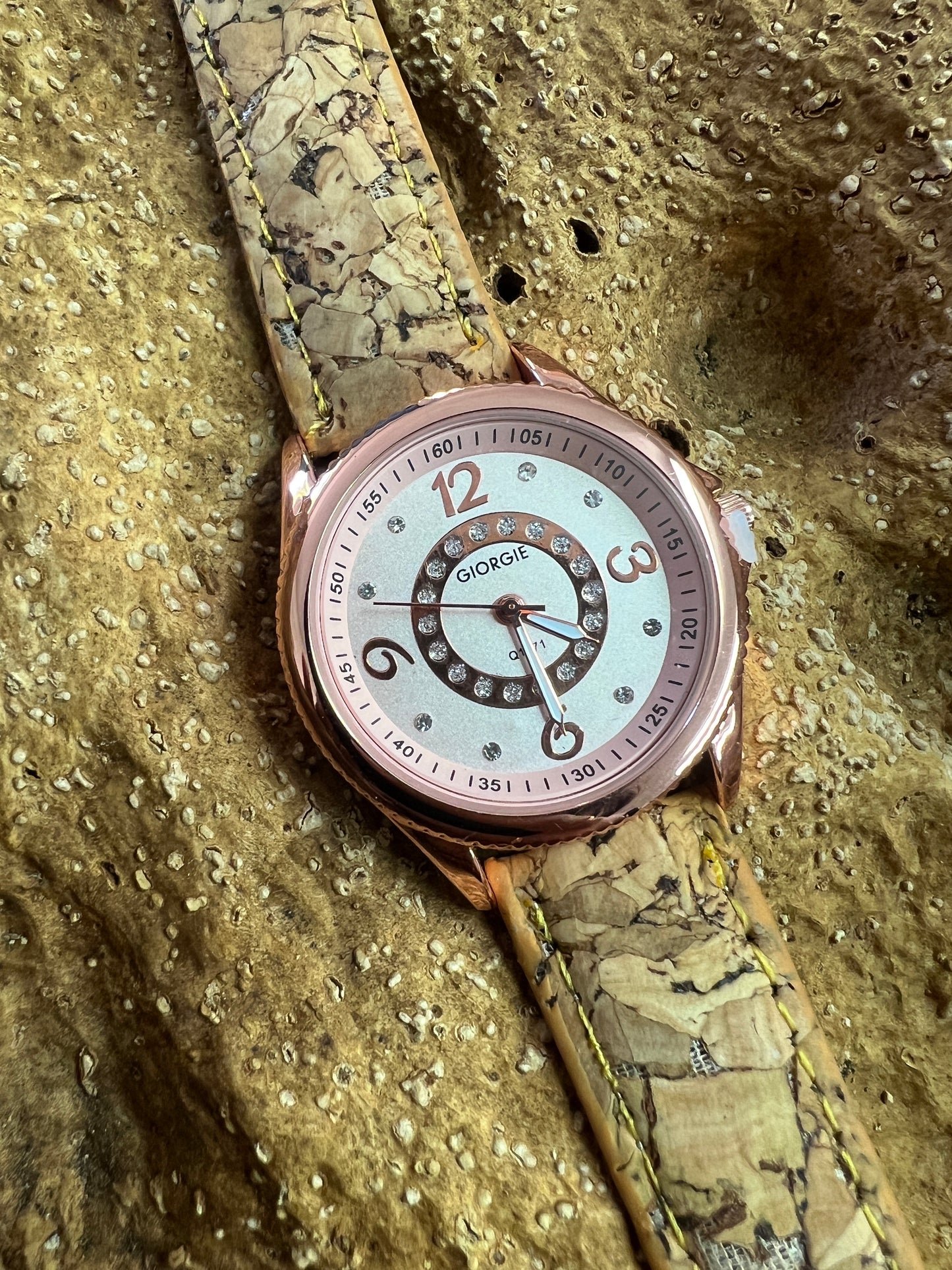 La montre avec bracelet en liège et cadran Rose Gold est une combinaison élégante de style et de durabilité. Le bracelet en liège naturel offre une sensation douce et agréable au poignet, tout en étant respectueux de l'environnement. Le cadran rose doré ajoute une touche de sophistication et de glamour à l'ensemble.