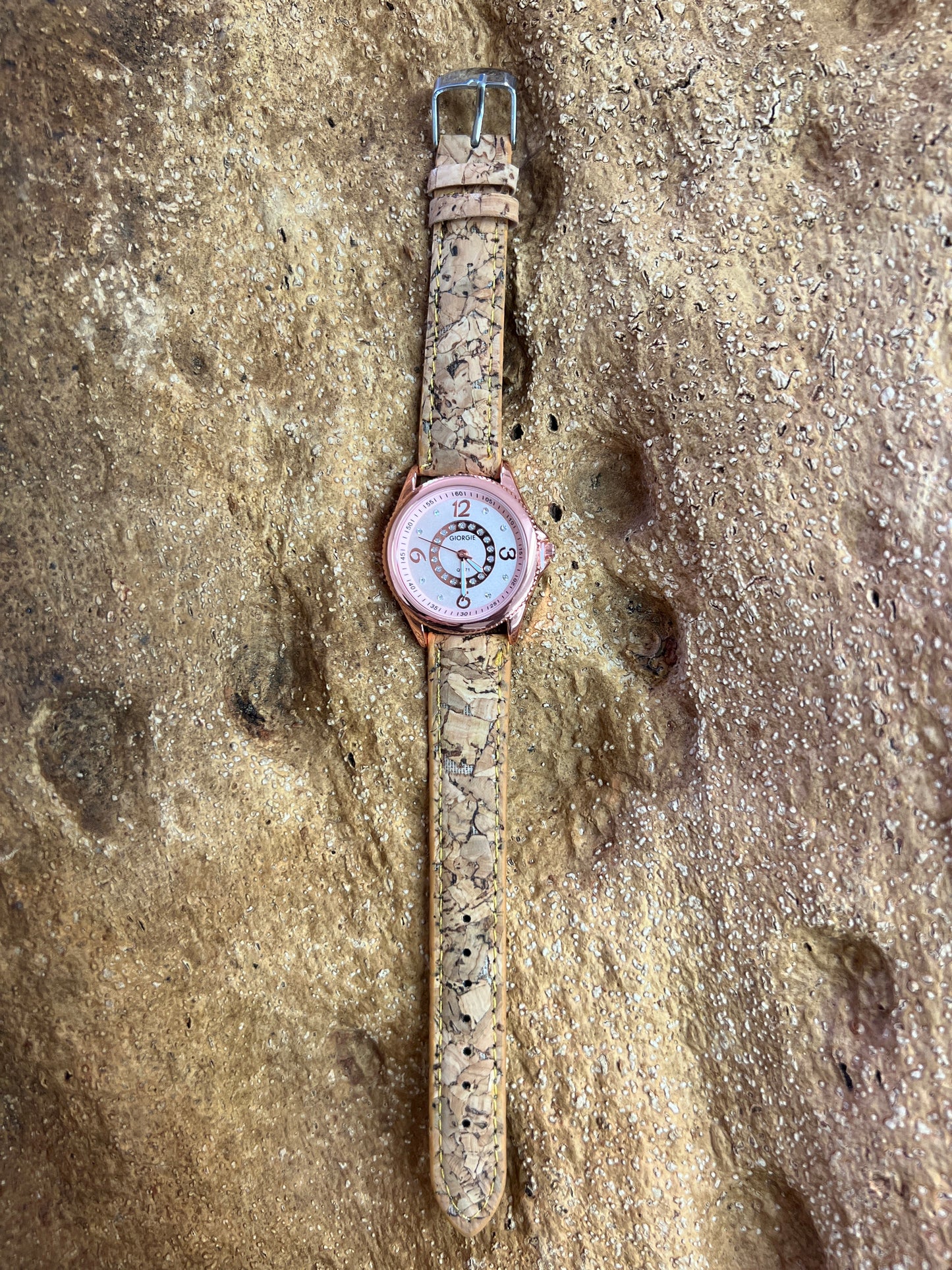 La montre avec bracelet en liège et cadran Rose Gold est une combinaison élégante de style et de durabilité. Le bracelet en liège naturel offre une sensation douce et agréable au poignet, tout en étant respectueux de l'environnement. Le cadran rose doré ajoute une touche de sophistication et de glamour à l'ensemble.