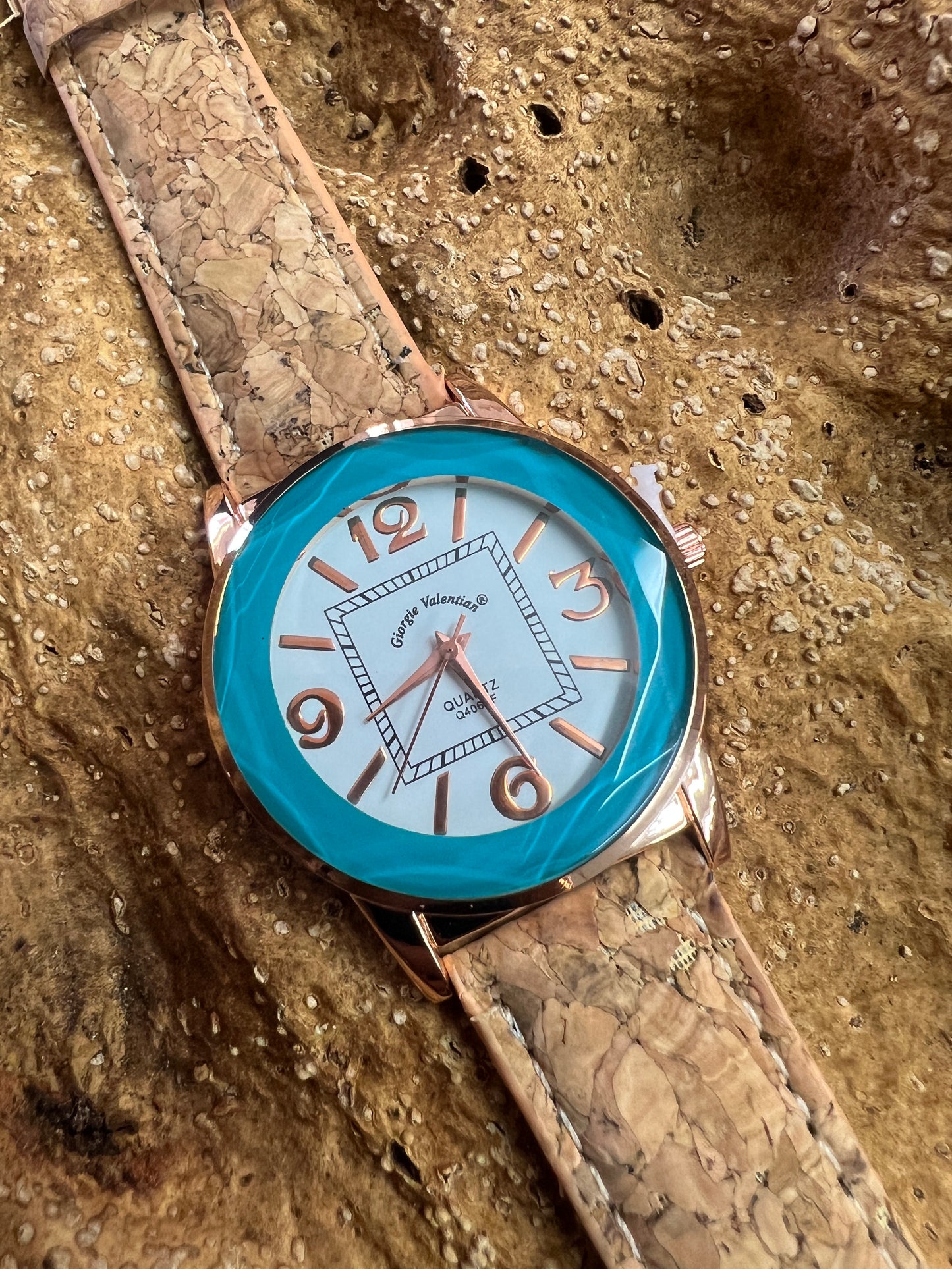La montre avec bracelet en liège et cadran Rose Gold est une combinaison élégante de style et de durabilité. Le bracelet en liège naturel offre une sensation douce et agréable au poignet, tout en étant respectueux de l'environnement. Le cadran rose doré ajoute une touche de sophistication et de glamour à l'ensemble.
