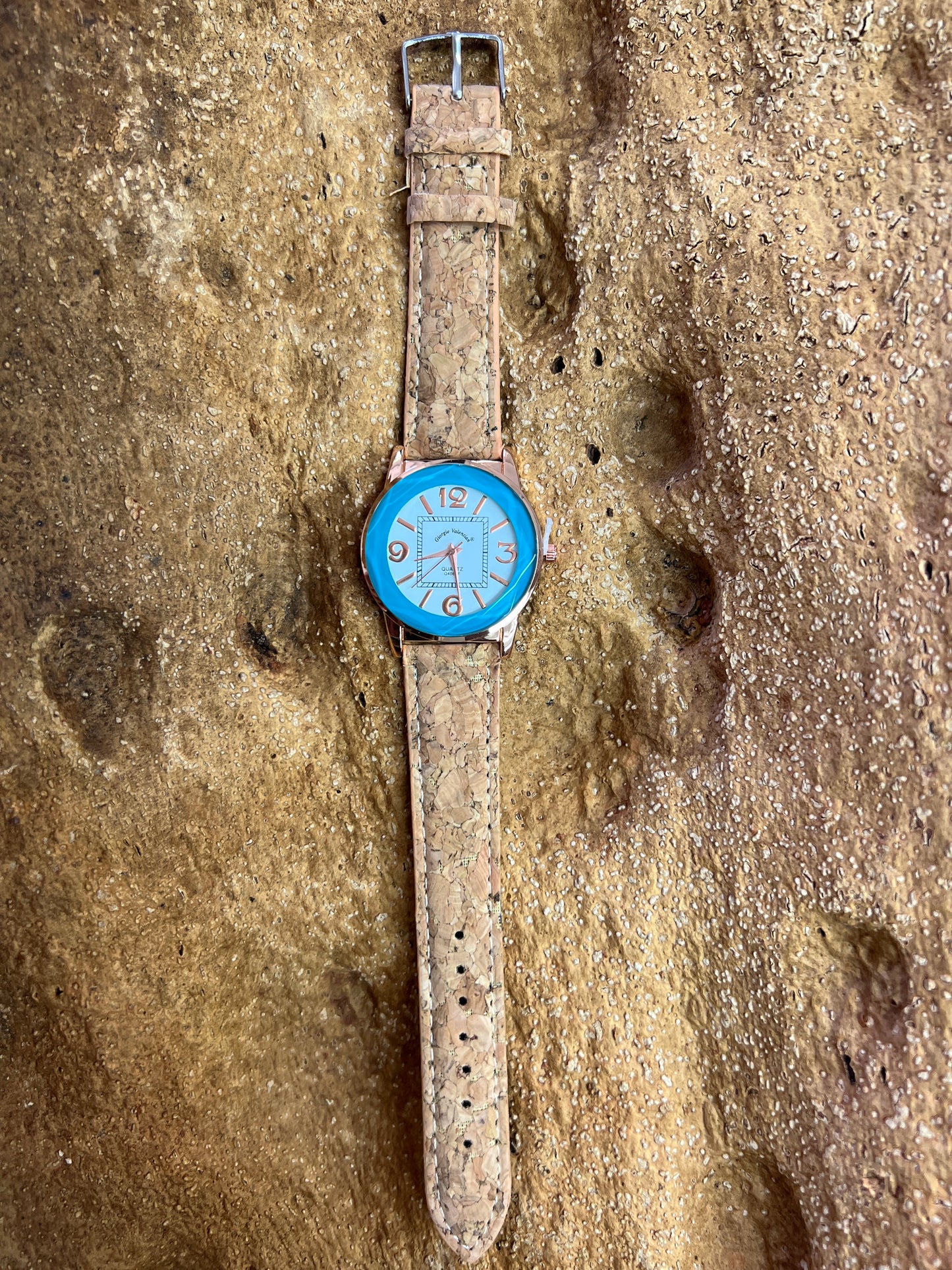 La montre avec bracelet en liège et cadran Rose Gold est une combinaison élégante de style et de durabilité. Le bracelet en liège naturel offre une sensation douce et agréable au poignet, tout en étant respectueux de l'environnement. Le cadran rose doré ajoute une touche de sophistication et de glamour à l'ensemble.