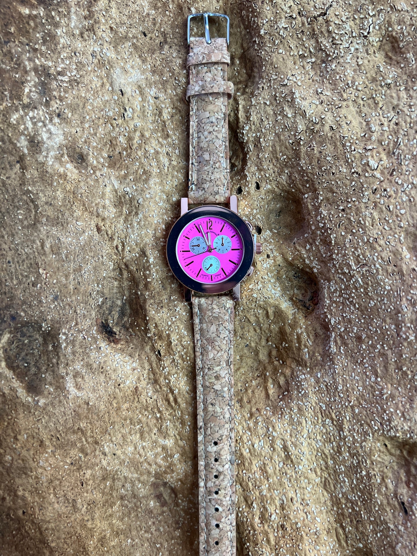 La montre avec bracelet en liège et cadran Rose Gold est une combinaison élégante de style et de durabilité. Le bracelet en liège naturel offre une sensation douce et agréable au poignet, tout en étant respectueux de l'environnement. Le cadran rose doré ajoute une touche de sophistication et de glamour à l'ensemble.