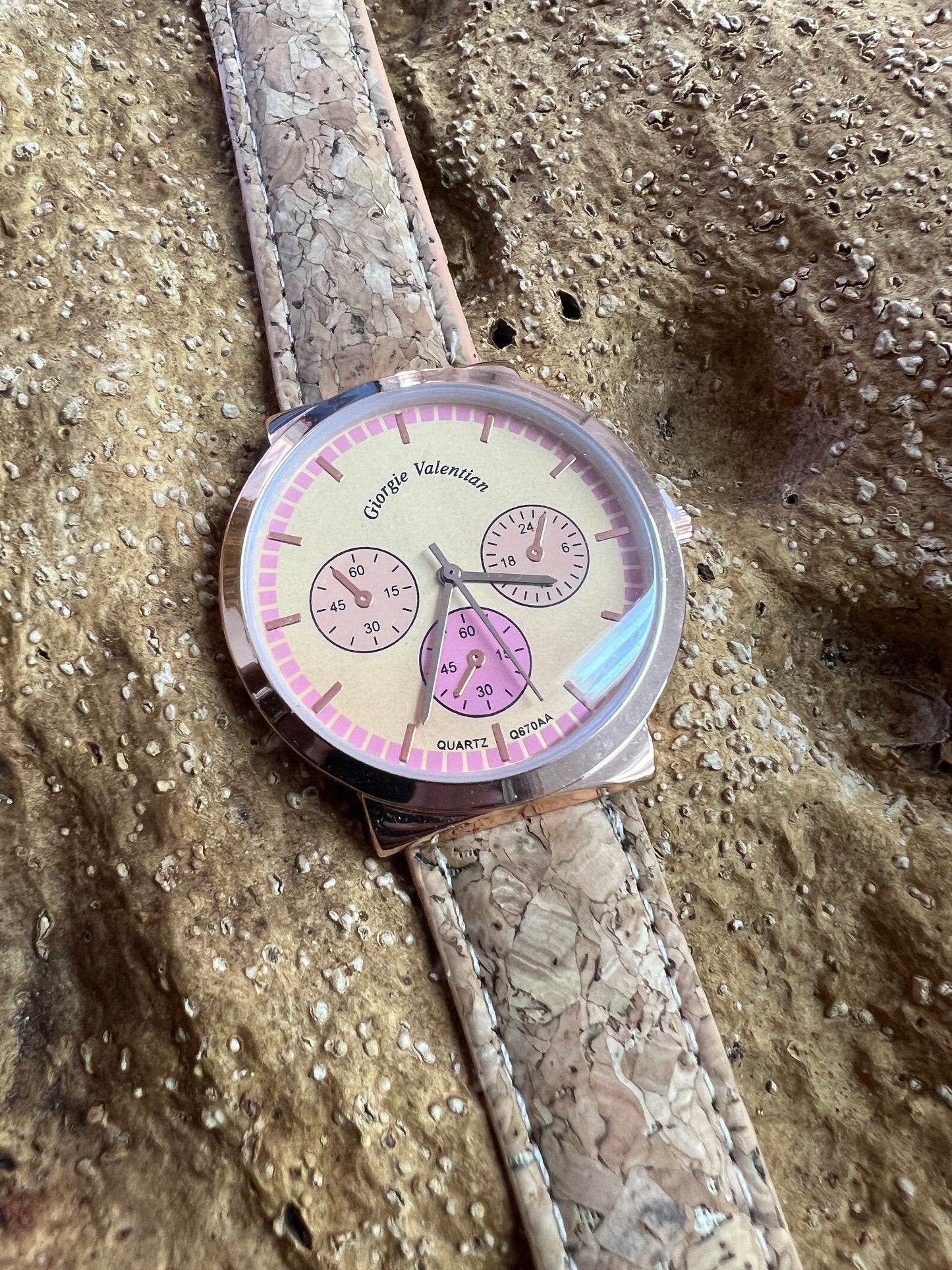 La montre avec bracelet en liège et cadran Rose Gold est une combinaison élégante de style et de durabilité. Le bracelet en liège naturel offre une sensation douce et agréable au poignet, tout en étant respectueux de l'environnement.