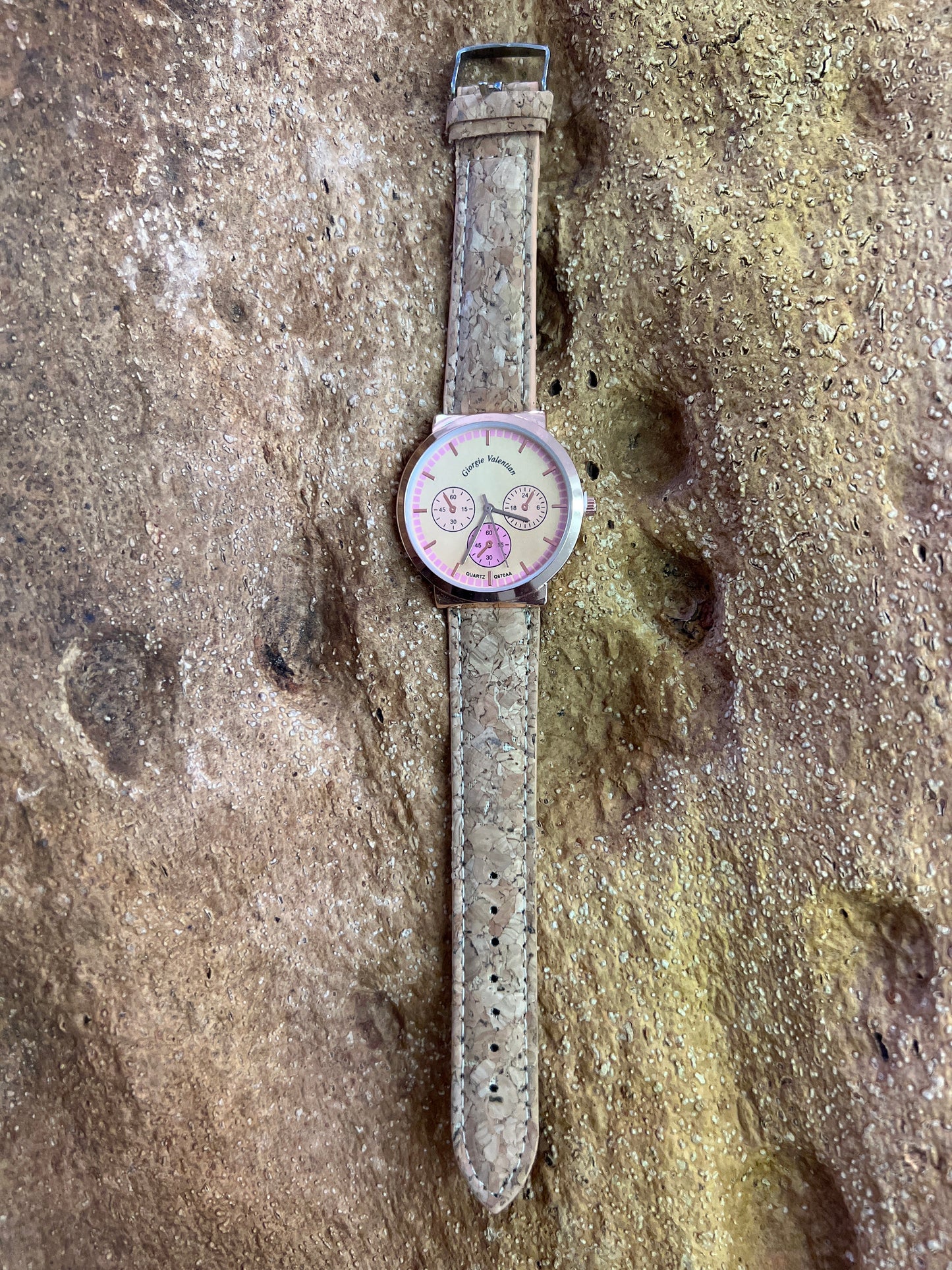La montre avec bracelet en liège et cadran Rose Gold est une combinaison élégante de style et de durabilité. Le bracelet en liège naturel offre une sensation douce et agréable au poignet, tout en étant respectueux de l'environnement.